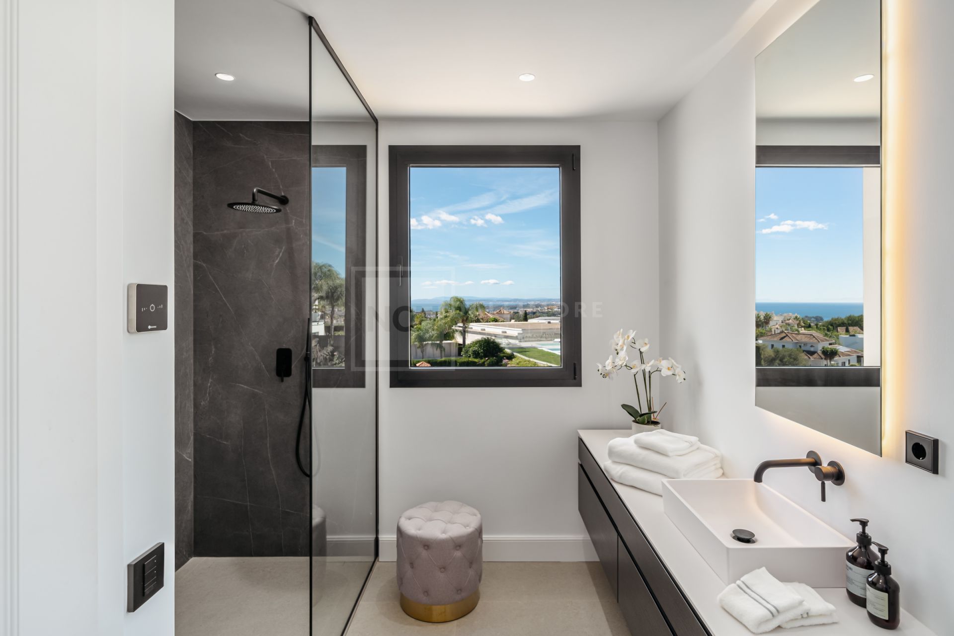 IMPRESIONANTE RETIRO DE 6 DORMITORIOS CON VISTAS PANORÁMICAS Y AMENIDADES DE ESTILO RESORT