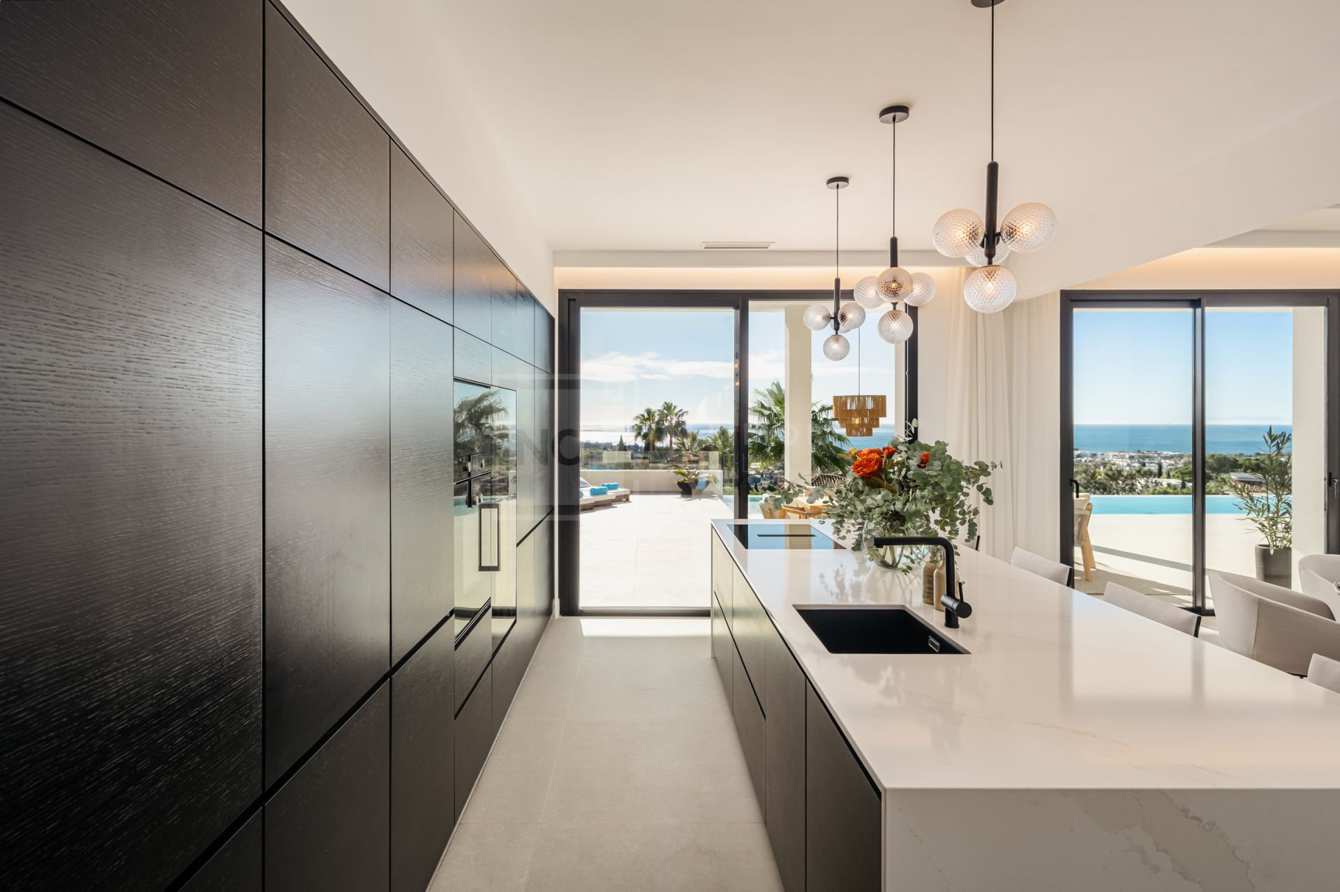 IMPRESIONANTE RETIRO DE 6 DORMITORIOS CON VISTAS PANORÁMICAS Y AMENIDADES DE ESTILO RESORT