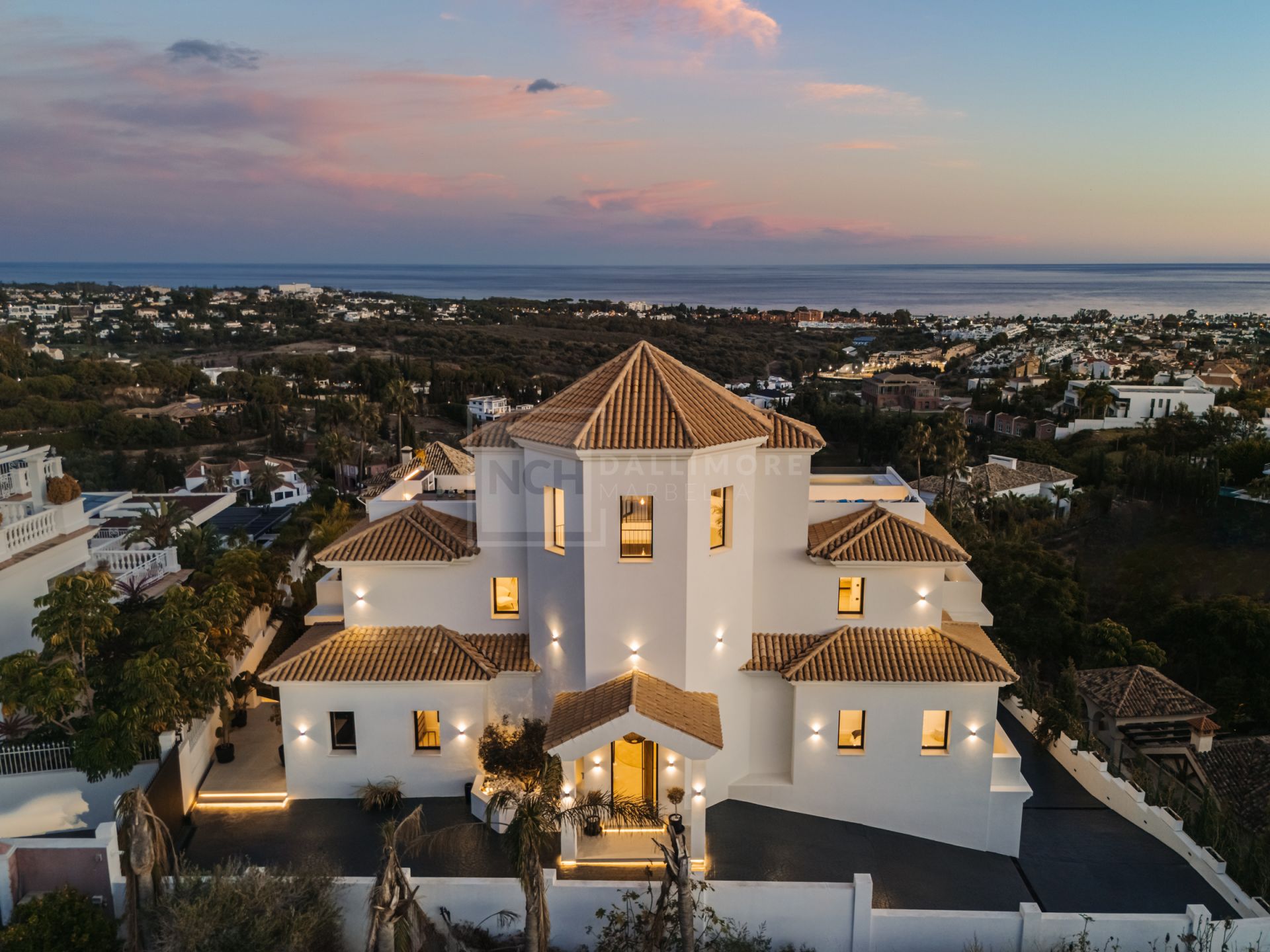 IMPRESIONANTE RETIRO DE 6 DORMITORIOS CON VISTAS PANORÁMICAS Y AMENIDADES DE ESTILO RESORT