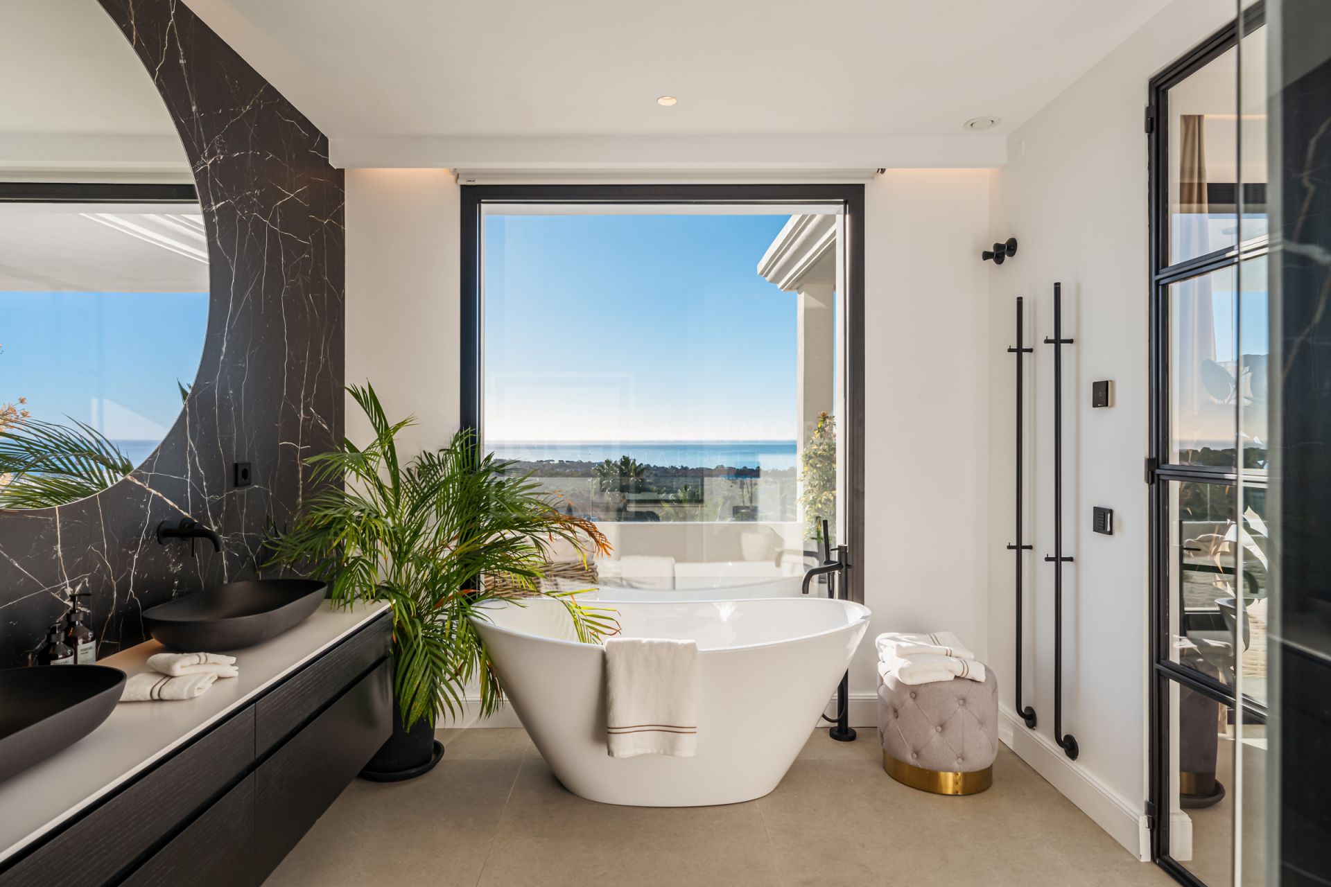 IMPRESIONANTE RETIRO DE 6 DORMITORIOS CON VISTAS PANORÁMICAS Y AMENIDADES DE ESTILO RESORT