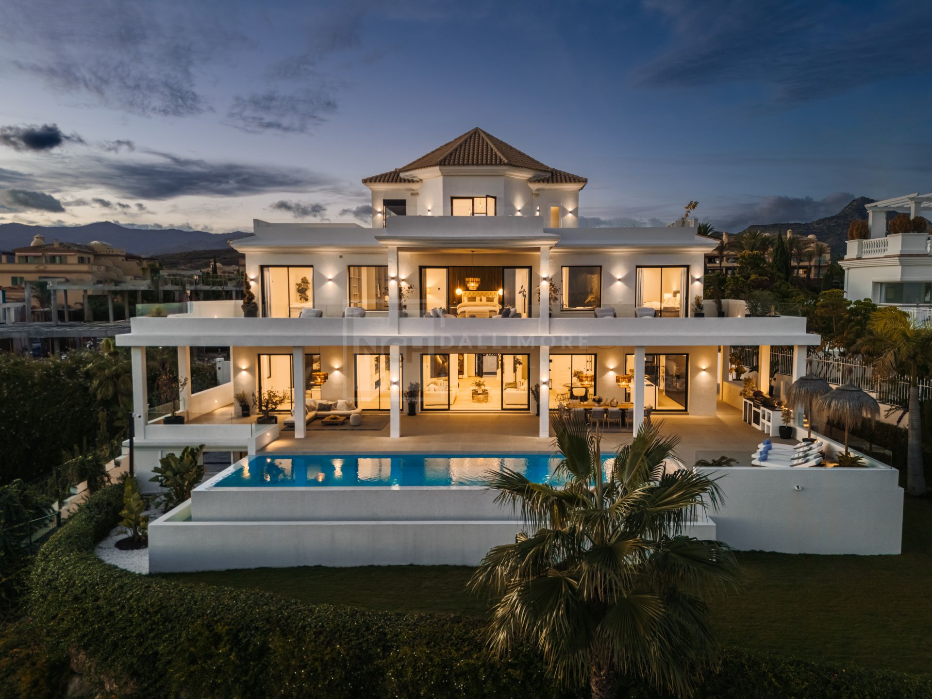 IMPRESIONANTE RETIRO DE 6 DORMITORIOS CON VISTAS PANORÁMICAS Y AMENIDADES DE ESTILO RESORT