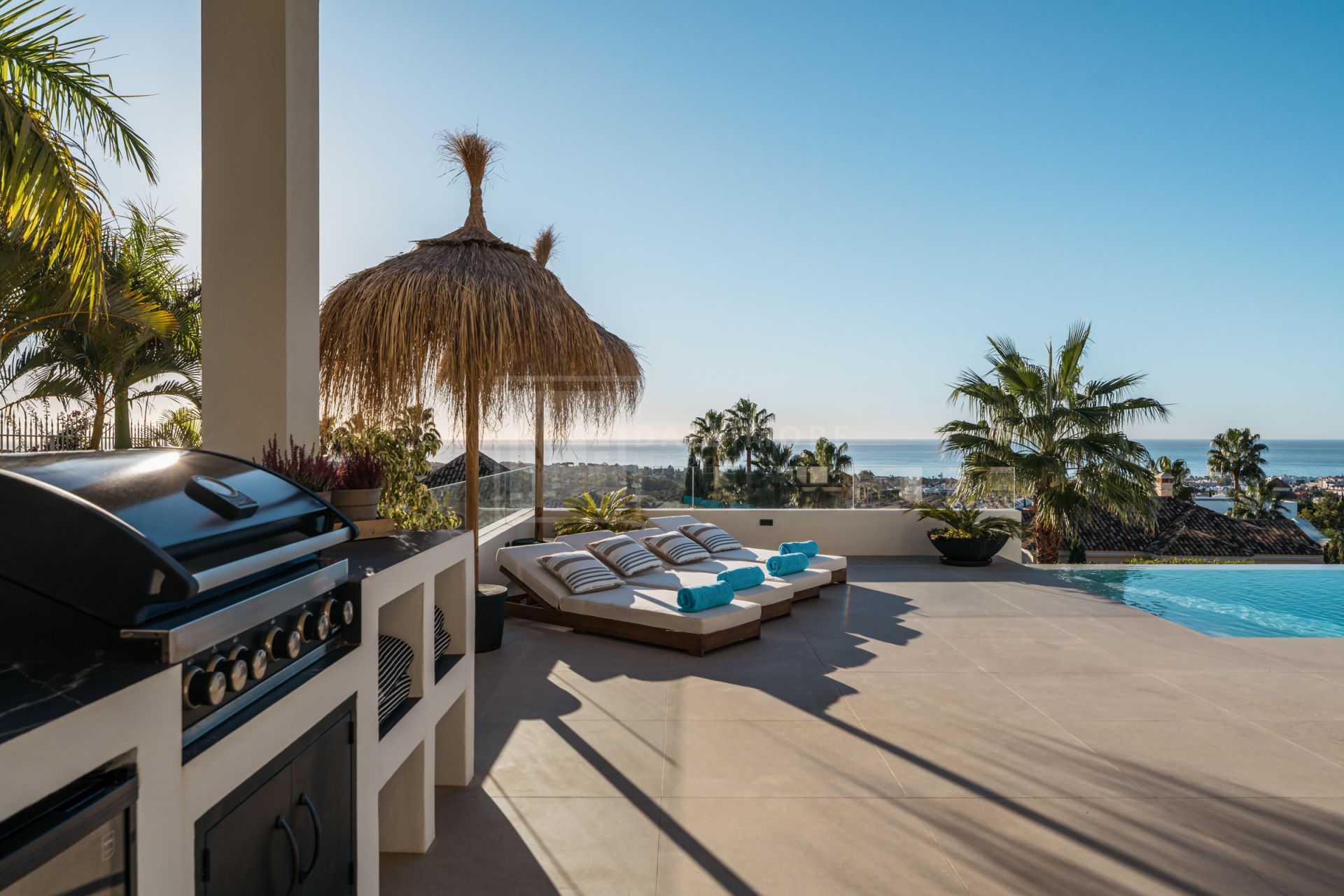 IMPRESIONANTE RETIRO DE 6 DORMITORIOS CON VISTAS PANORÁMICAS Y AMENIDADES DE ESTILO RESORT