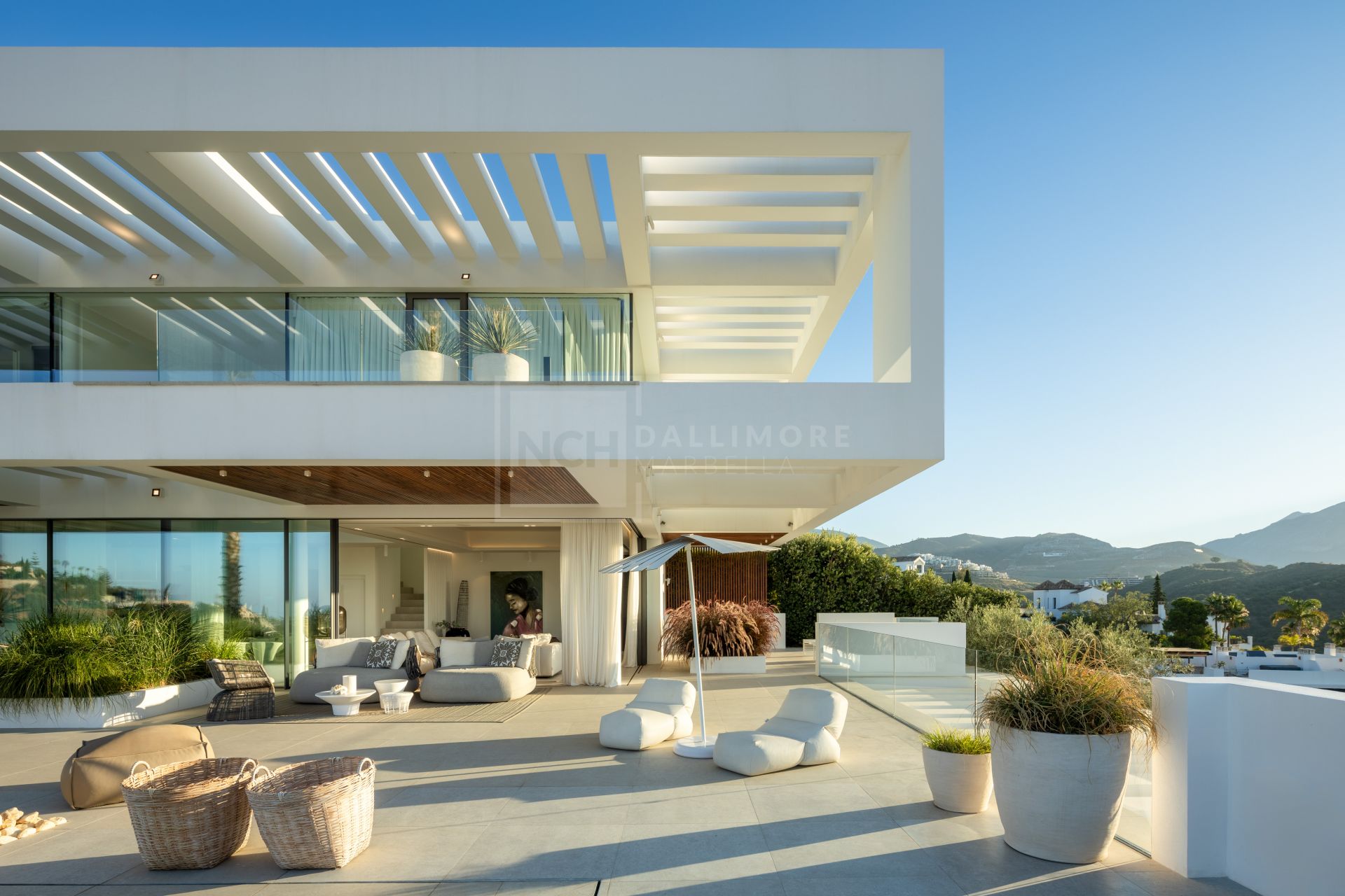 VILLA MODERNA DE 6 DORMITORIOS CON VISTAS PANORÁMICAS AL MAR Y LUJOSAS AMENIDADES EN LA QUINTA