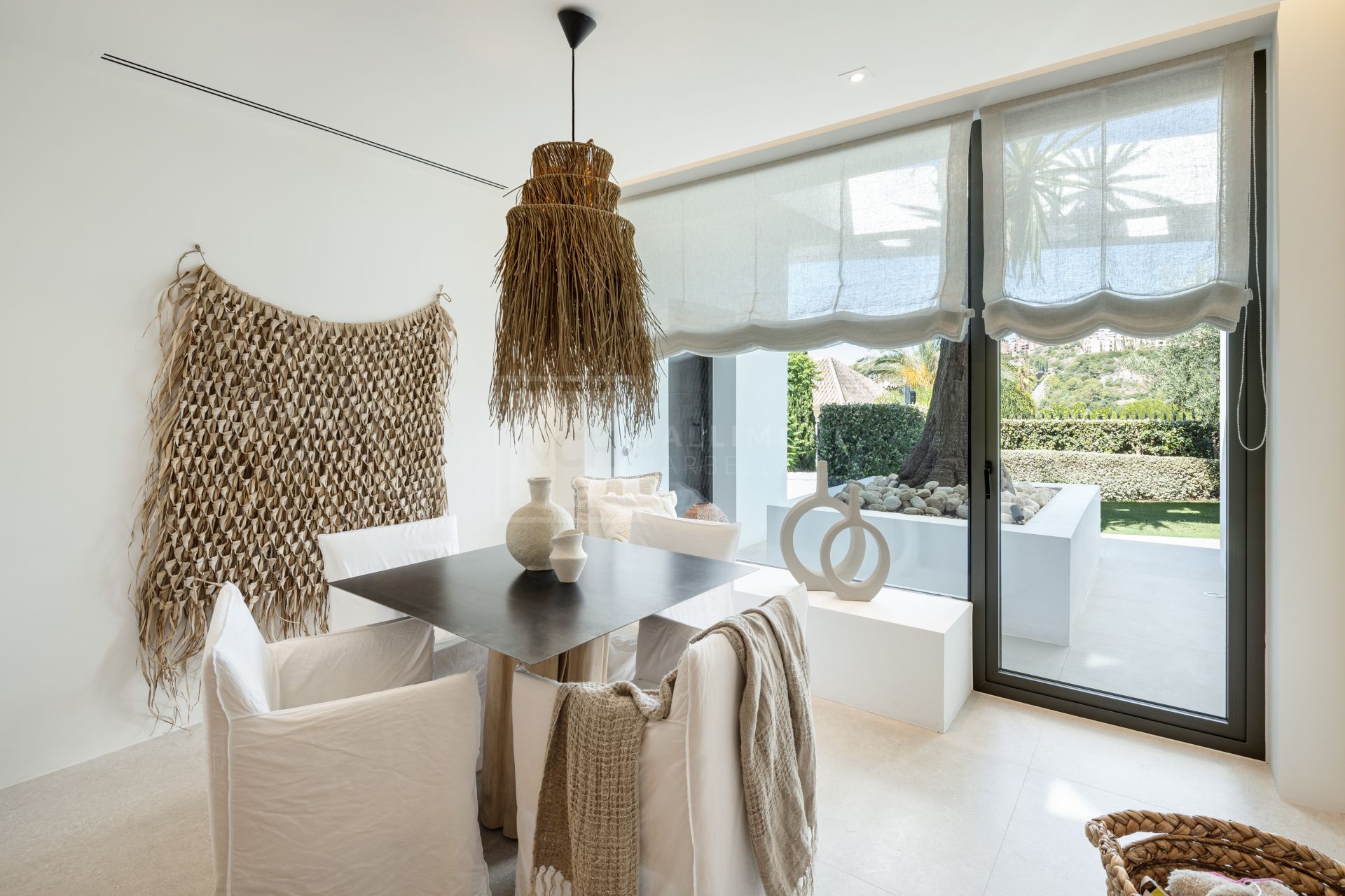 VILLA MODERNA DE 6 DORMITORIOS CON VISTAS PANORÁMICAS AL MAR Y LUJOSAS AMENIDADES EN LA QUINTA