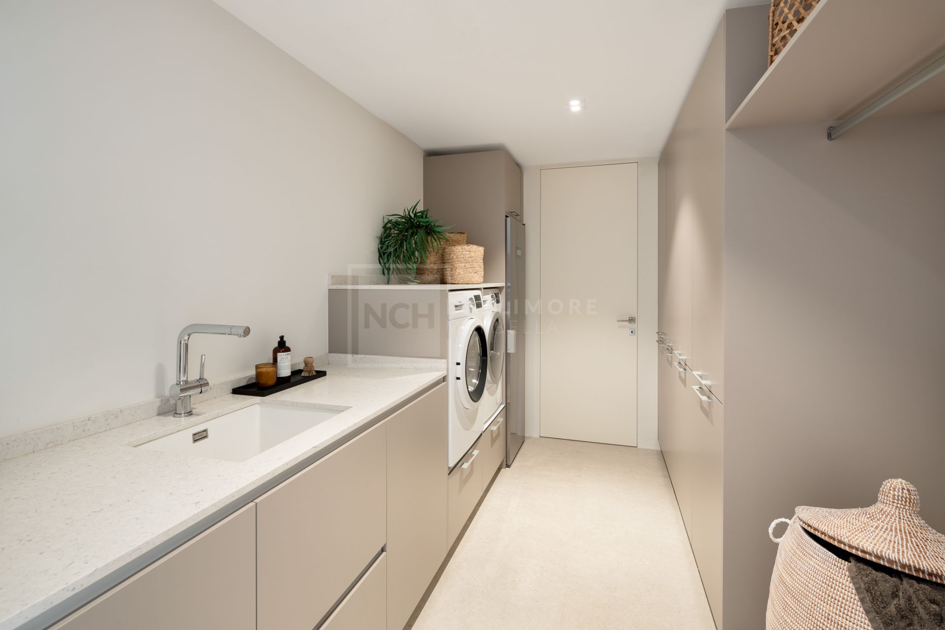 VILLA MODERNA DE 6 DORMITORIOS CON VISTAS PANORÁMICAS AL MAR Y LUJOSAS AMENIDADES EN LA QUINTA