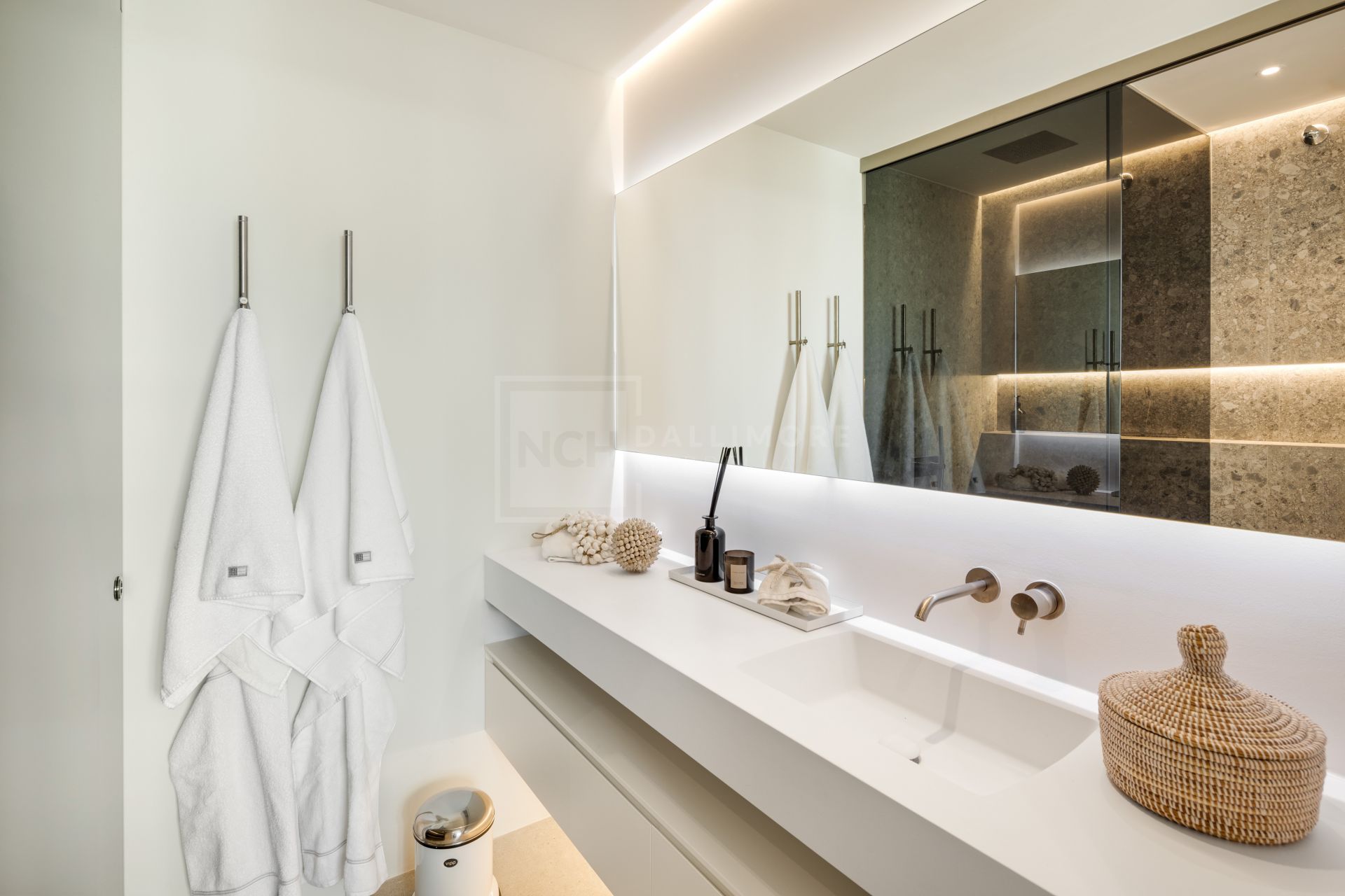 VILLA MODERNA DE 6 DORMITORIOS CON VISTAS PANORÁMICAS AL MAR Y LUJOSAS AMENIDADES EN LA QUINTA