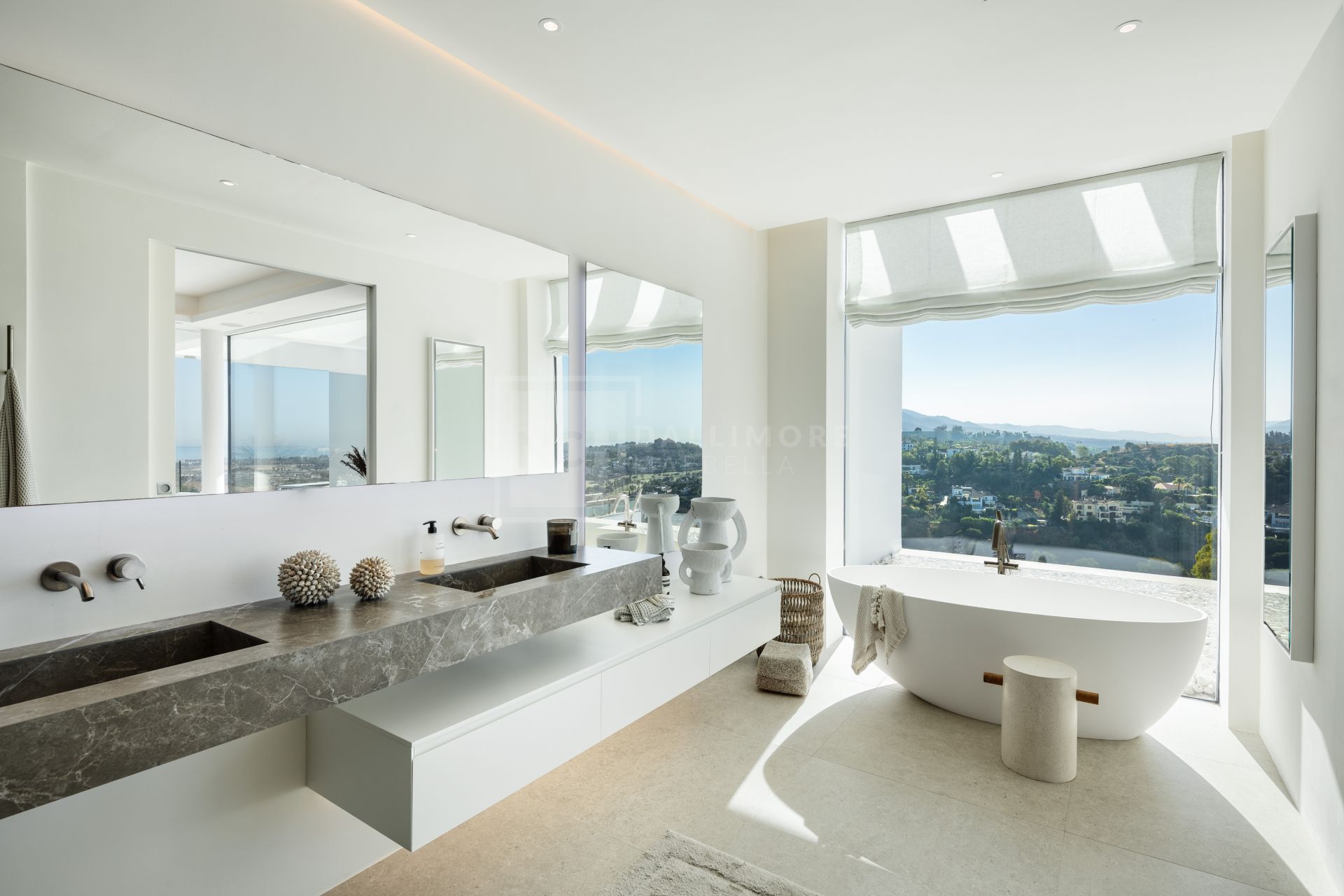 VILLA MODERNA DE 6 DORMITORIOS CON VISTAS PANORÁMICAS AL MAR Y LUJOSAS AMENIDADES EN LA QUINTA