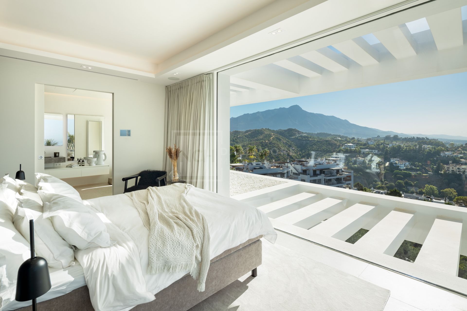 VILLA MODERNA DE 6 DORMITORIOS CON VISTAS PANORÁMICAS AL MAR Y LUJOSAS AMENIDADES EN LA QUINTA