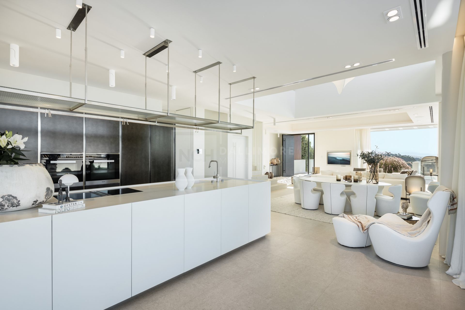 VILLA MODERNA DE 6 DORMITORIOS CON VISTAS PANORÁMICAS AL MAR Y LUJOSAS AMENIDADES EN LA QUINTA