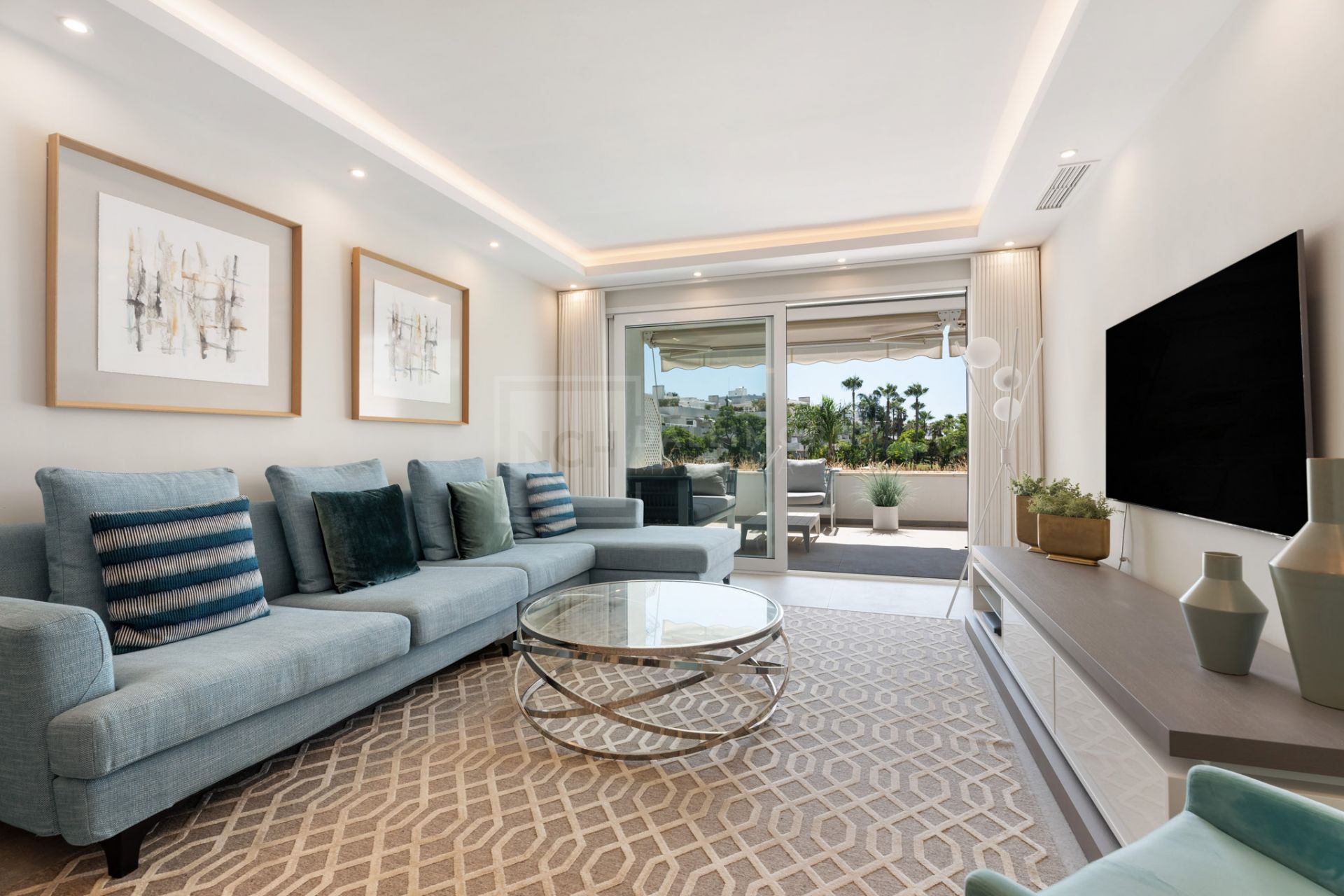 ELEGANT 2-BEDROOM RETREAT IN NUEVA ANDALUCÍA WITH POOLS, GYM AND GOLF VIEWS
