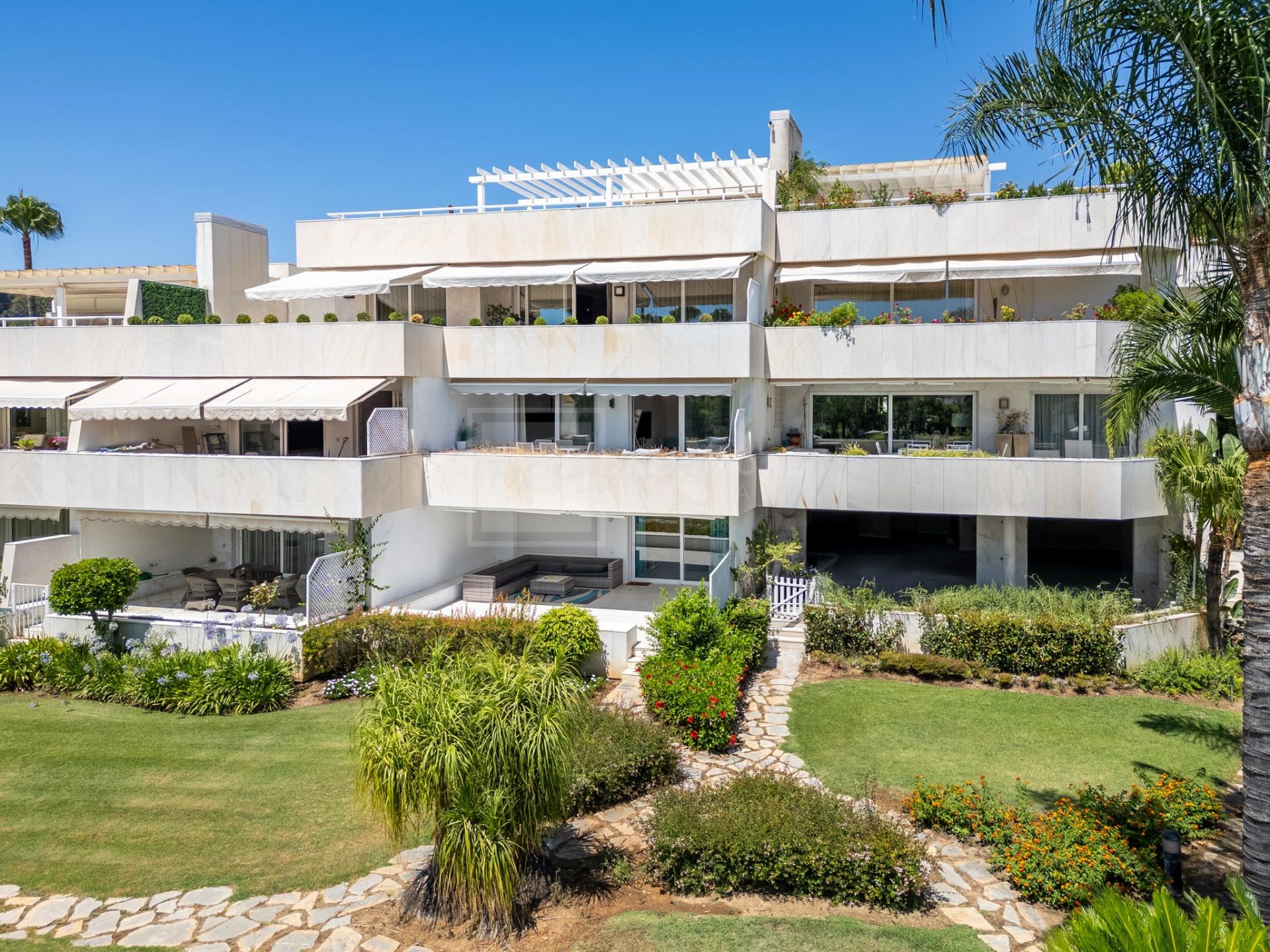 ELEGANT 2-BEDROOM RETREAT IN NUEVA ANDALUCÍA WITH POOLS, GYM AND GOLF VIEWS