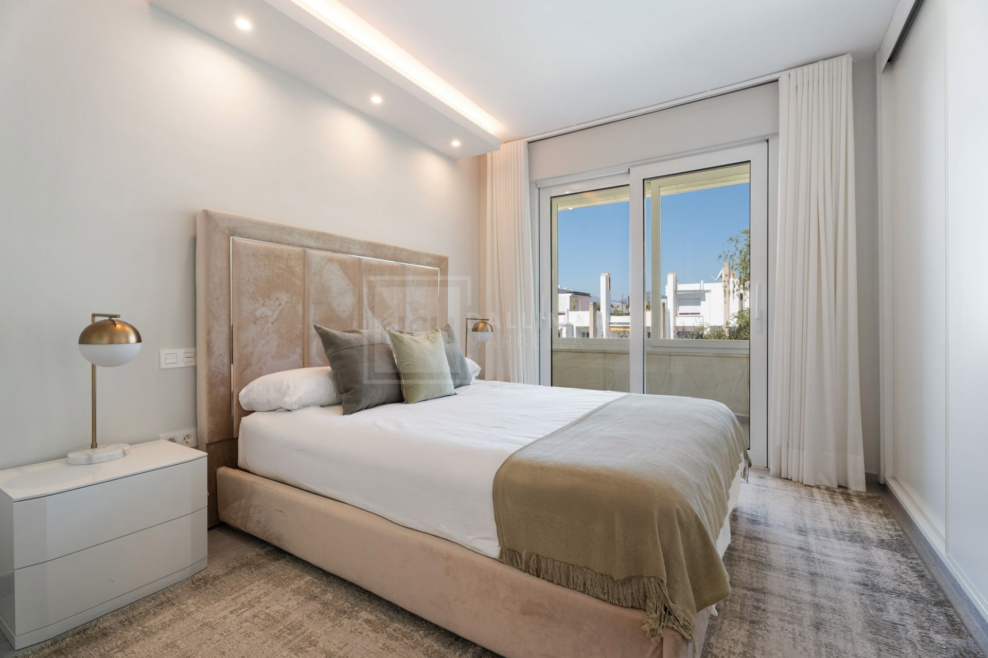 ELEGANT 2-BEDROOM RETREAT IN NUEVA ANDALUCÍA WITH POOLS, GYM AND GOLF VIEWS