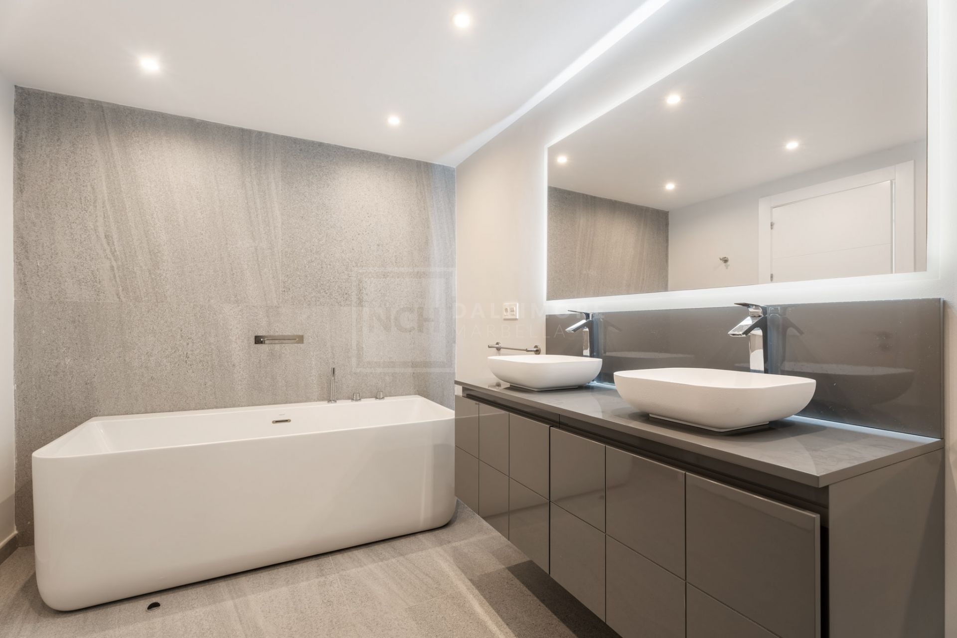 ELEGANT 2-BEDROOM RETREAT IN NUEVA ANDALUCÍA WITH POOLS, GYM AND GOLF VIEWS