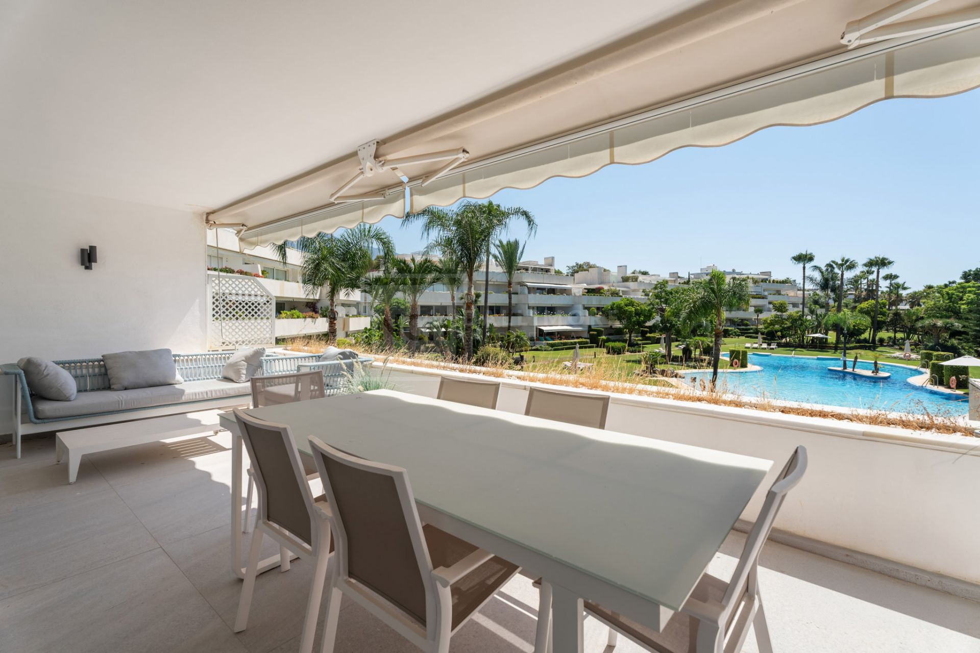 ELEGANT 2-BEDROOM RETREAT IN NUEVA ANDALUCÍA WITH POOLS, GYM AND GOLF VIEWS