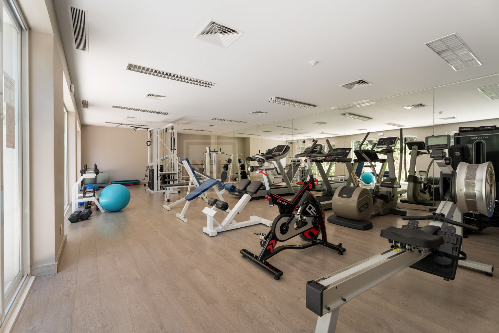 ELEGANT 2-BEDROOM RETREAT IN NUEVA ANDALUCÍA WITH POOLS, GYM AND GOLF VIEWS