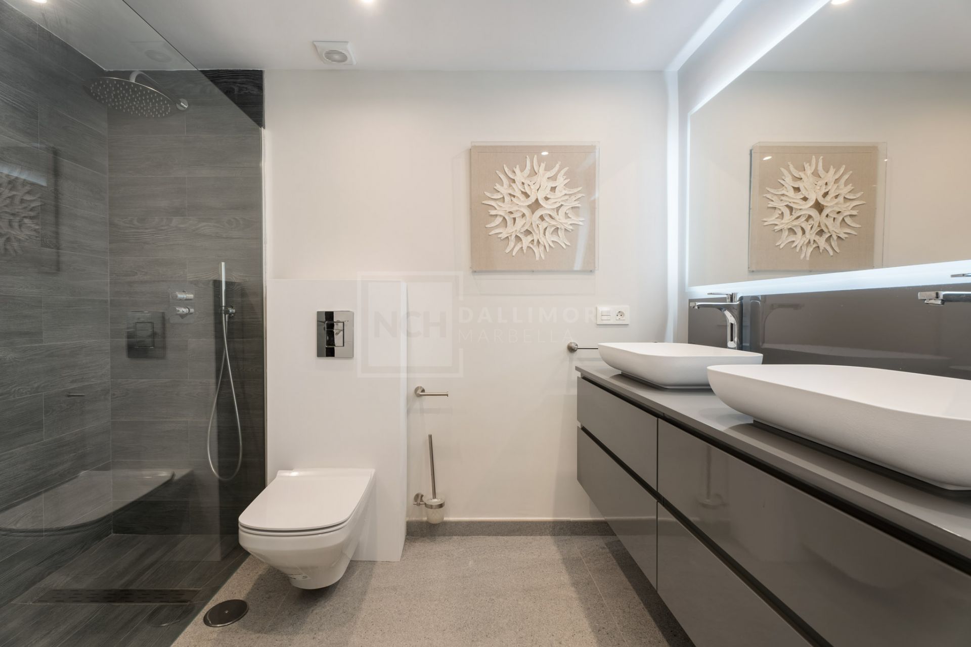 ELEGANT 2-BEDROOM RETREAT IN NUEVA ANDALUCÍA WITH POOLS, GYM AND GOLF VIEWS