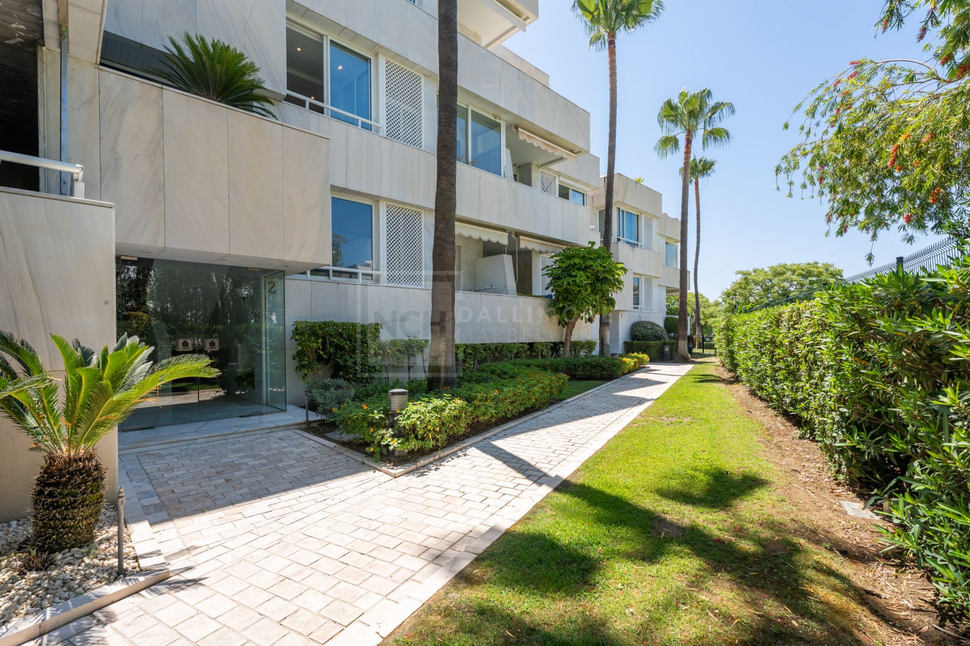 ELEGANT 2-BEDROOM RETREAT IN NUEVA ANDALUCÍA WITH POOLS, GYM AND GOLF VIEWS