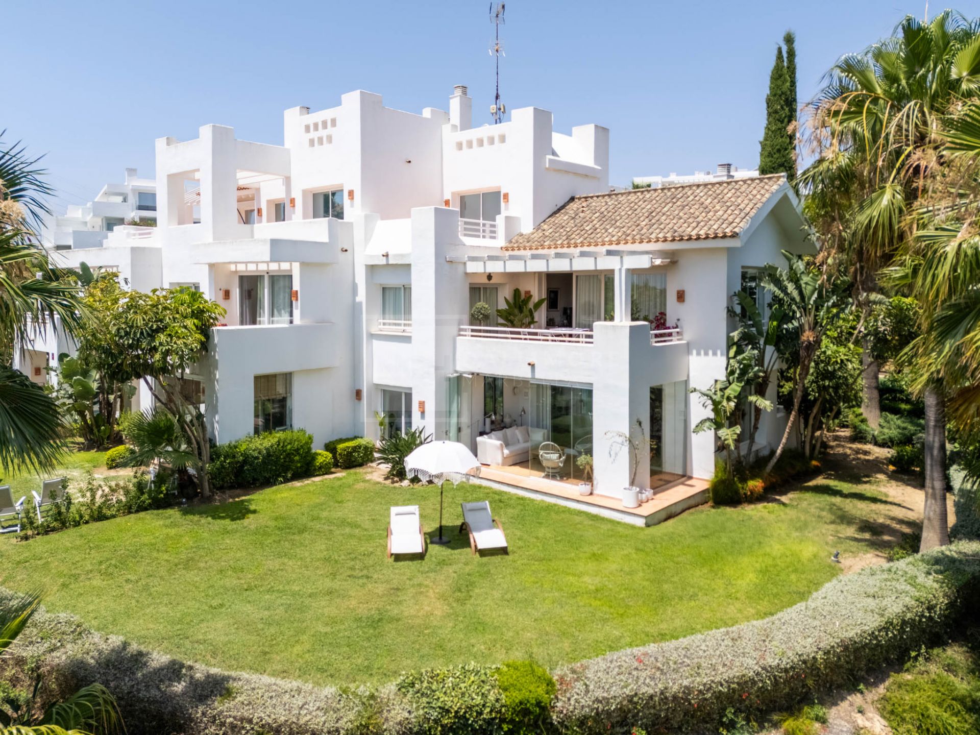 RETIRO RENOVADO DE 3 DORMITORIOS CON JARDÍN PRIVADO EN EXCLUSIVA COMUNIDAD CERRADA