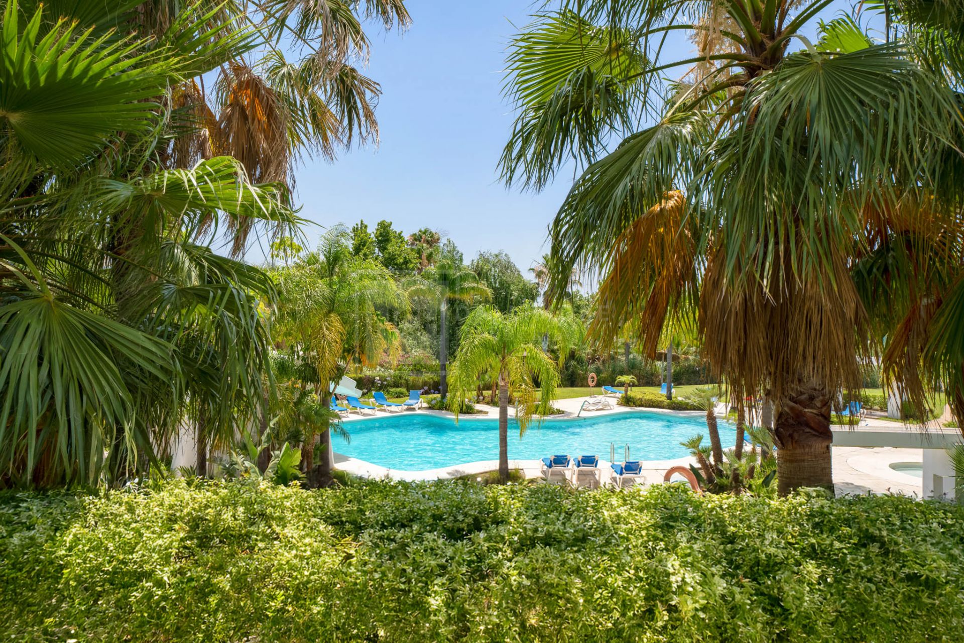 RETIRO RENOVADO DE 3 DORMITORIOS CON JARDÍN PRIVADO EN EXCLUSIVA COMUNIDAD CERRADA