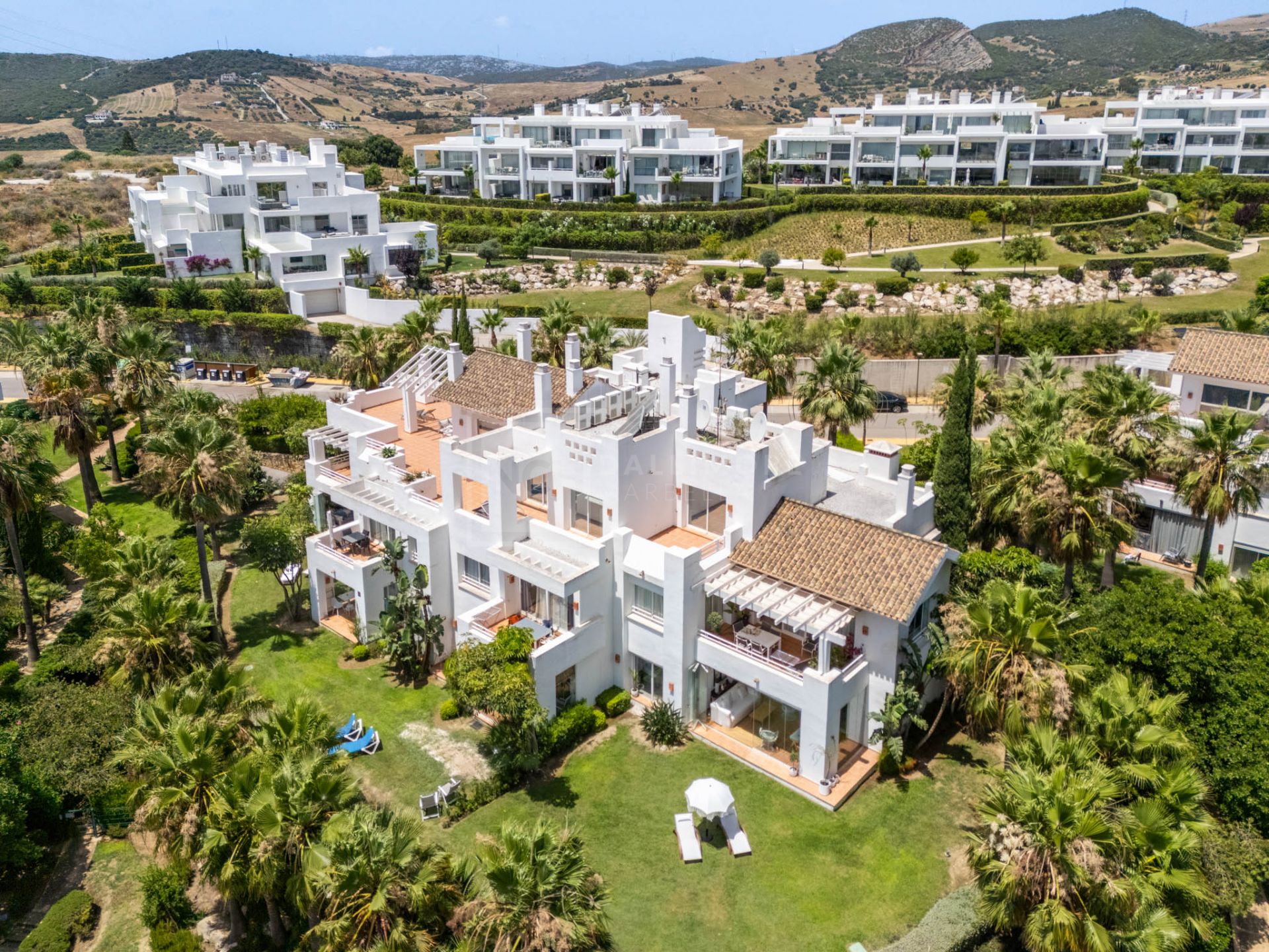 RETIRO RENOVADO DE 3 DORMITORIOS CON JARDÍN PRIVADO EN EXCLUSIVA COMUNIDAD CERRADA