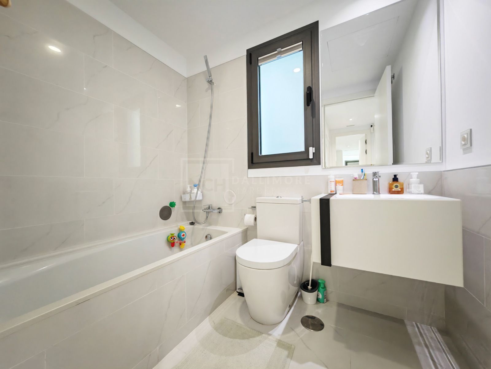 APARTAMENTO ELEGANTE CON 3 DORMITORIOS Y TERRAZA ORIENTADA AL ATARDECER EN LA NUEVA MILLA DE ORO