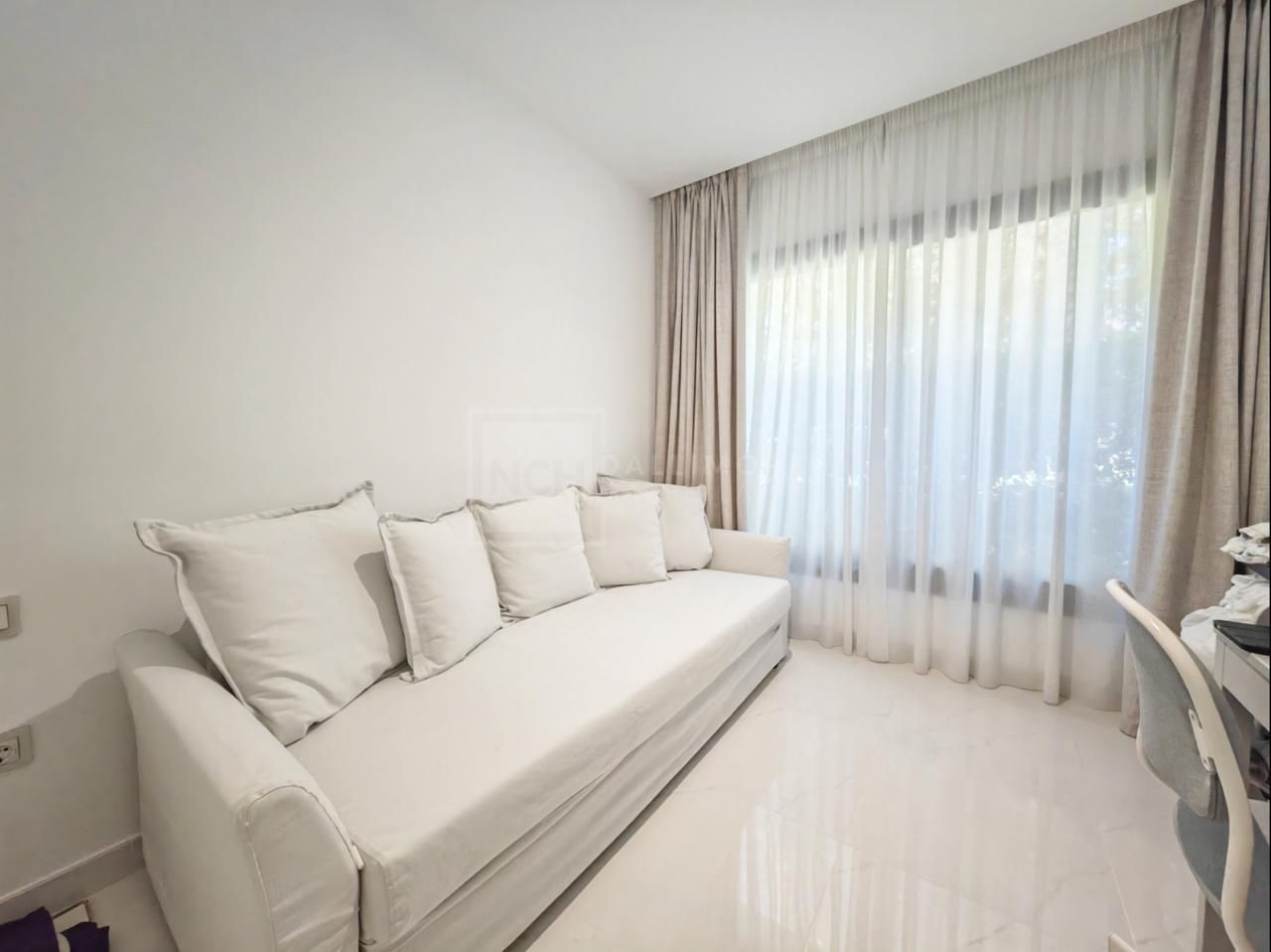 APARTAMENTO ELEGANTE CON 3 DORMITORIOS Y TERRAZA ORIENTADA AL ATARDECER EN LA NUEVA MILLA DE ORO