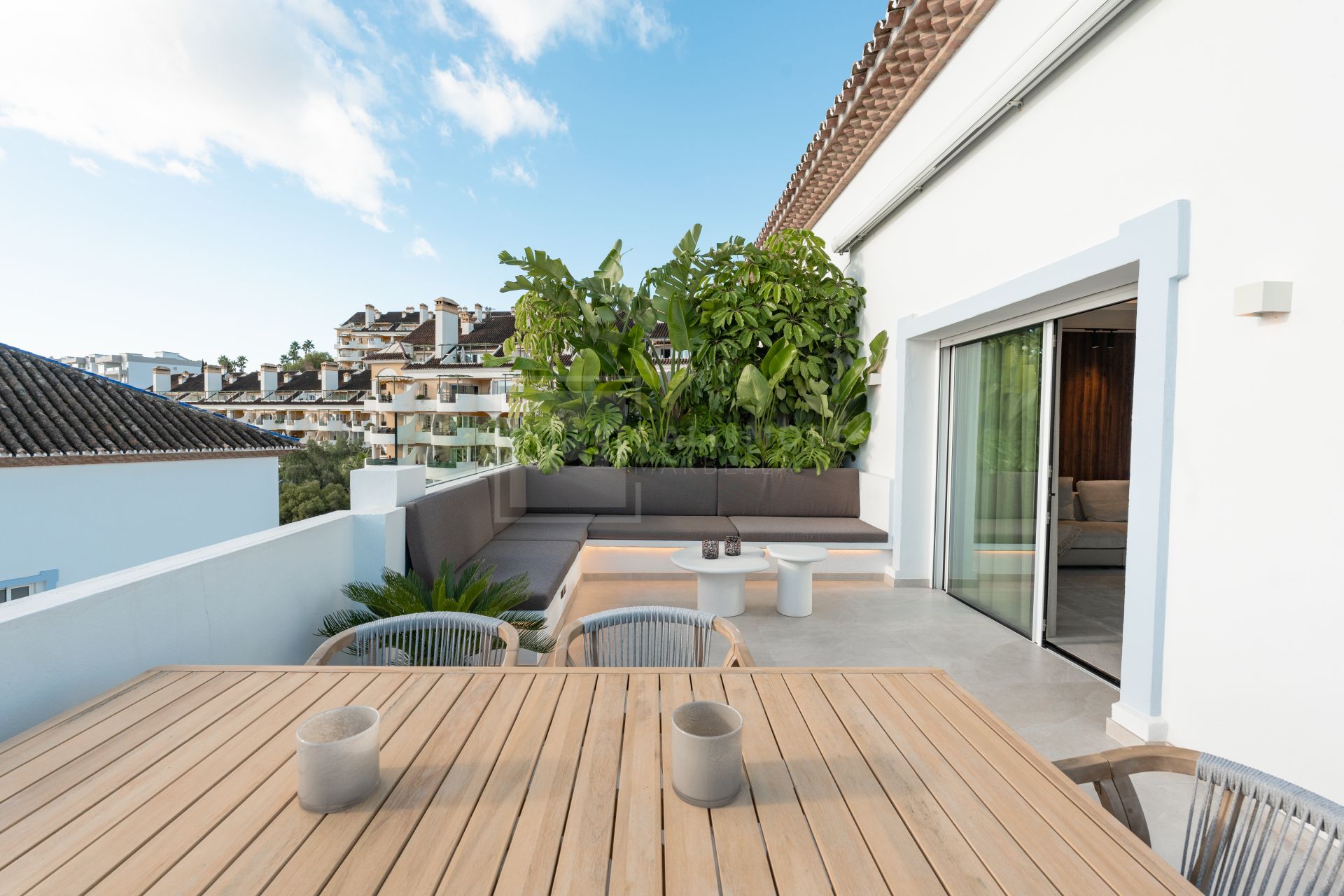 ÁTICO DÚPLEX DE LUJO DE 3 DORMITORIOS CON VISTAS PANORÁMICAS AL MAR Y LA MONTAÑA