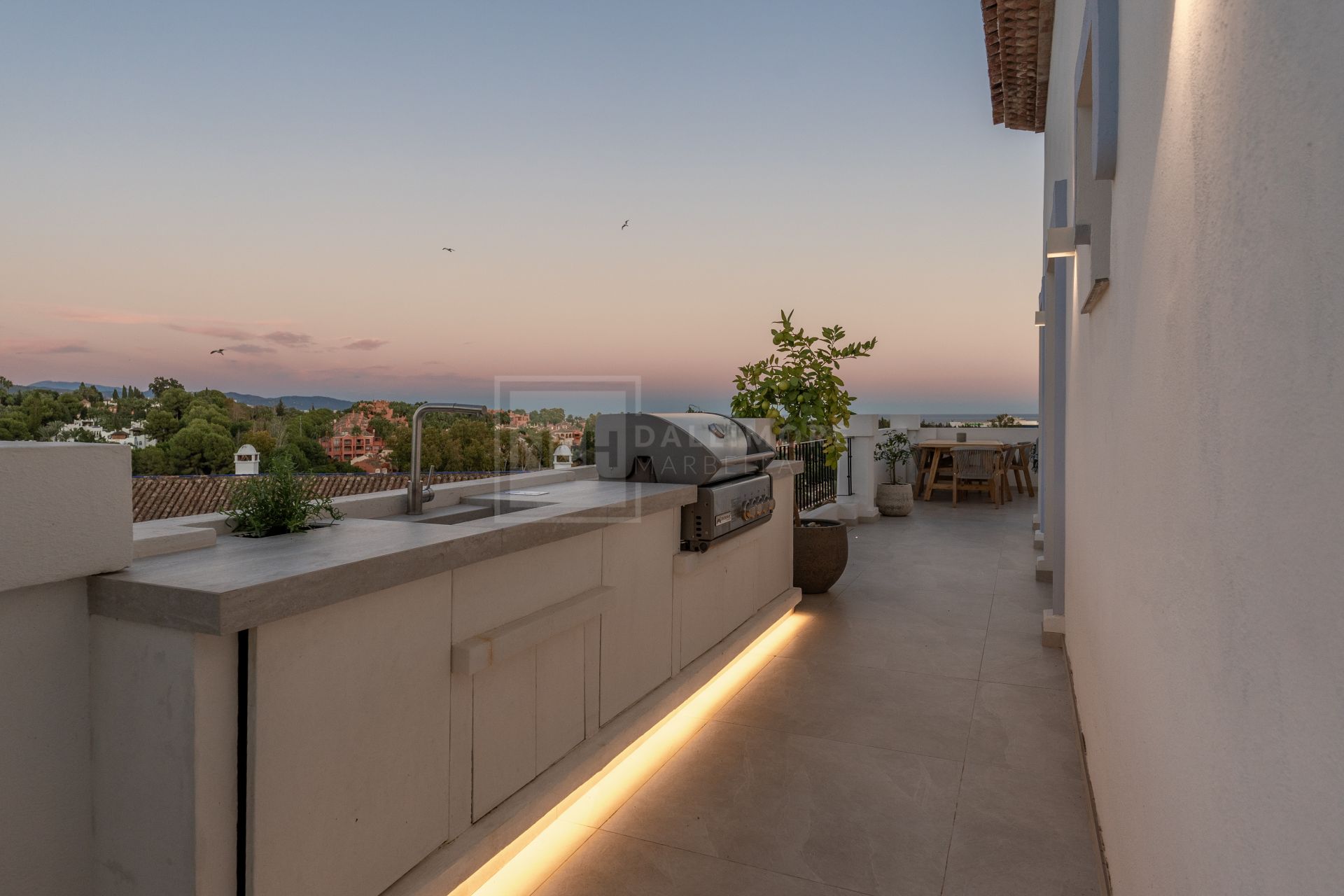 ÁTICO DÚPLEX DE LUJO DE 3 DORMITORIOS CON VISTAS PANORÁMICAS AL MAR Y LA MONTAÑA