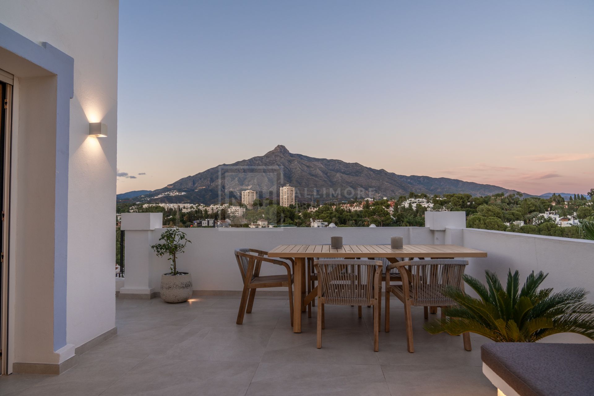 ÁTICO DÚPLEX DE LUJO DE 3 DORMITORIOS CON VISTAS PANORÁMICAS AL MAR Y LA MONTAÑA