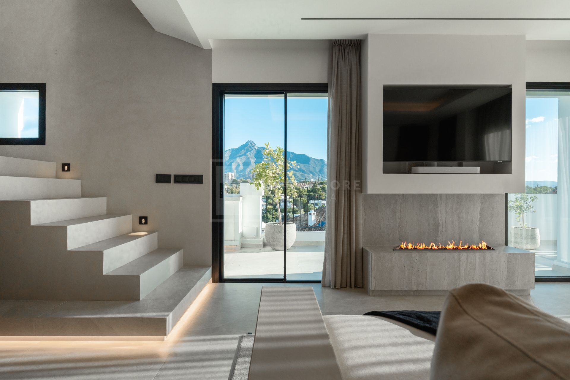 ÁTICO DÚPLEX DE LUJO DE 3 DORMITORIOS CON VISTAS PANORÁMICAS AL MAR Y LA MONTAÑA
