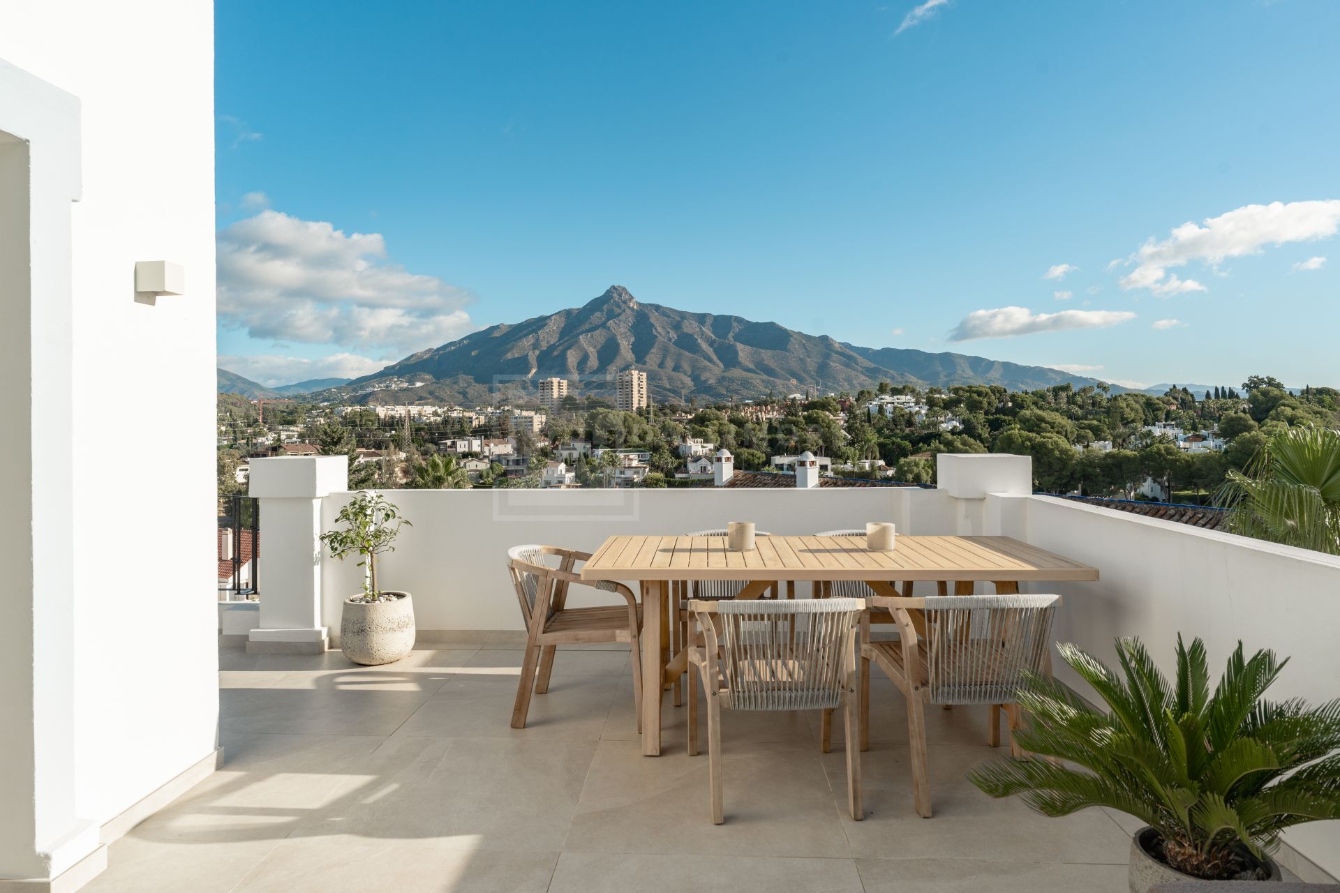 ÁTICO DÚPLEX DE LUJO DE 3 DORMITORIOS CON VISTAS PANORÁMICAS AL MAR Y LA MONTAÑA
