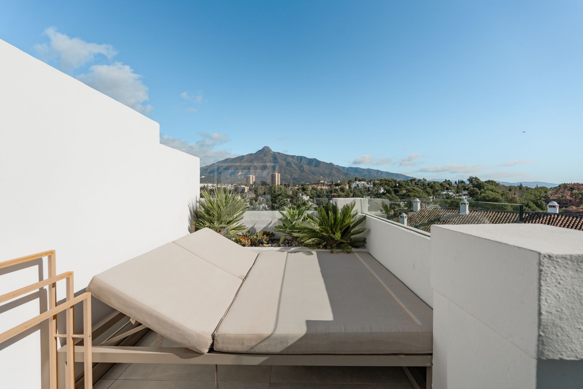 ÁTICO DÚPLEX DE LUJO DE 3 DORMITORIOS CON VISTAS PANORÁMICAS AL MAR Y LA MONTAÑA