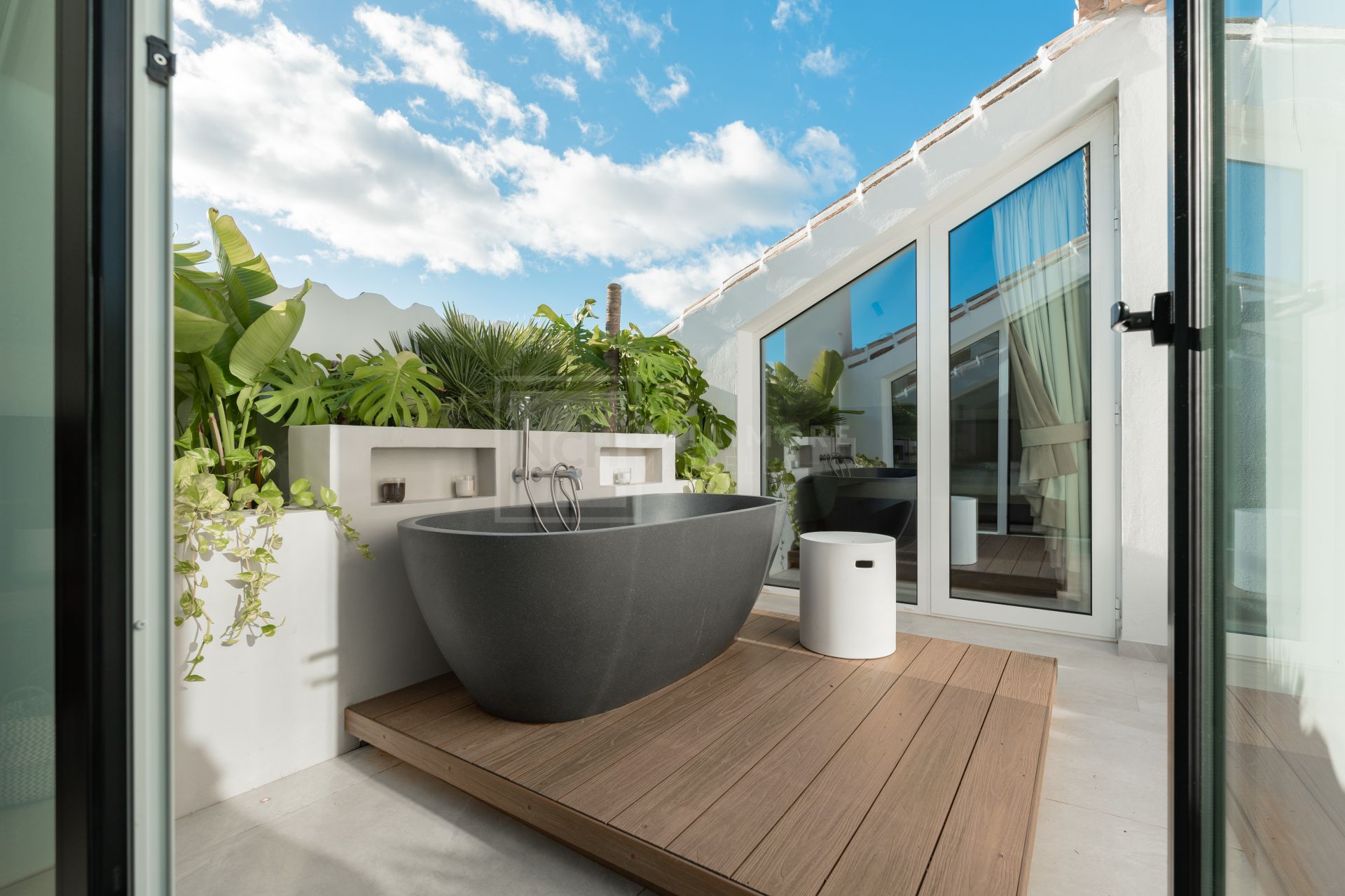 ÁTICO DÚPLEX DE LUJO DE 3 DORMITORIOS CON VISTAS PANORÁMICAS AL MAR Y LA MONTAÑA