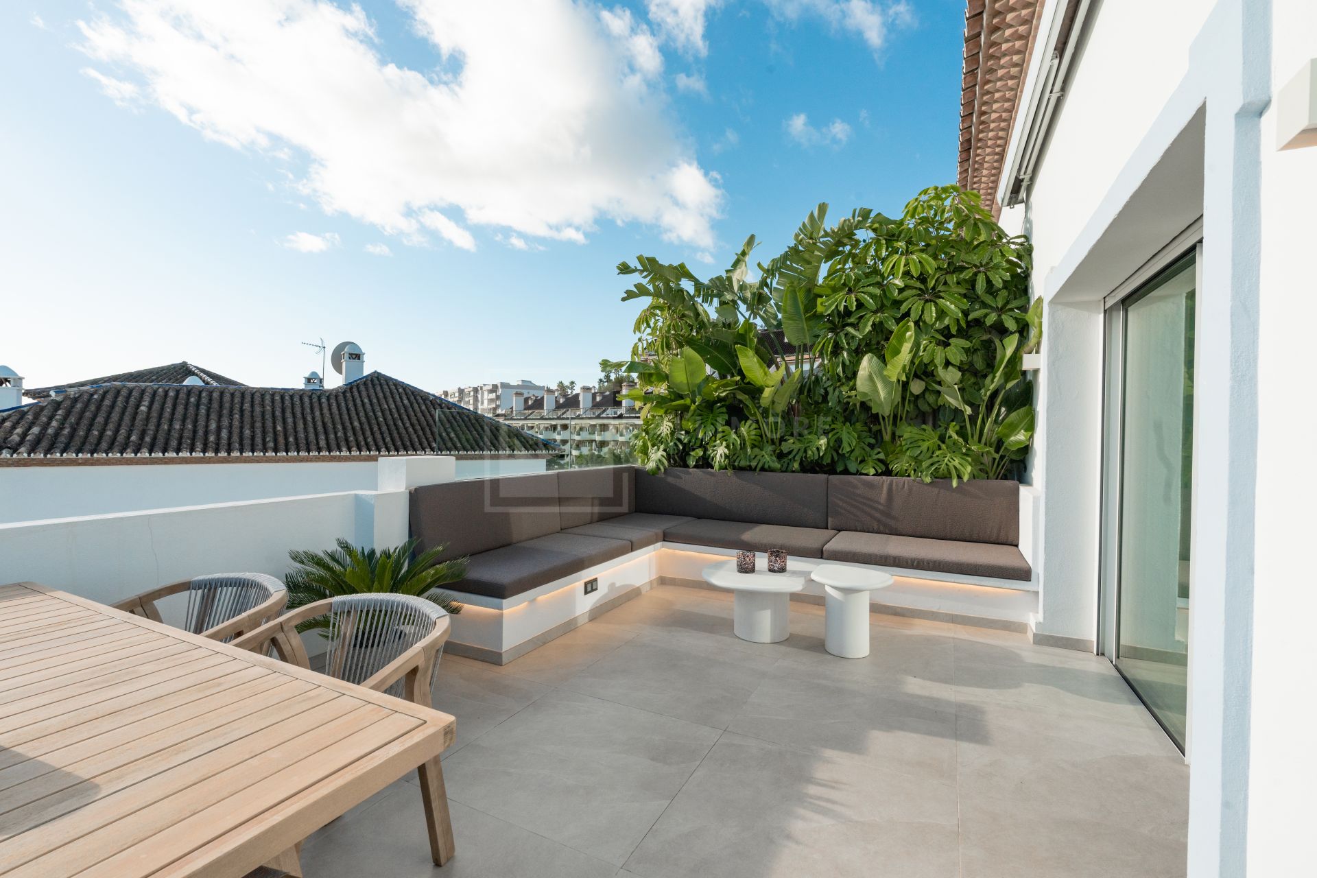 ÁTICO DÚPLEX DE LUJO DE 3 DORMITORIOS CON VISTAS PANORÁMICAS AL MAR Y LA MONTAÑA