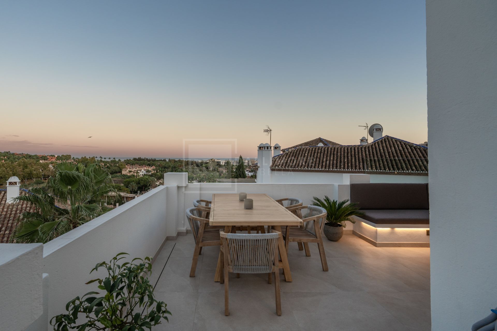 ÁTICO DÚPLEX DE LUJO DE 3 DORMITORIOS CON VISTAS PANORÁMICAS AL MAR Y LA MONTAÑA