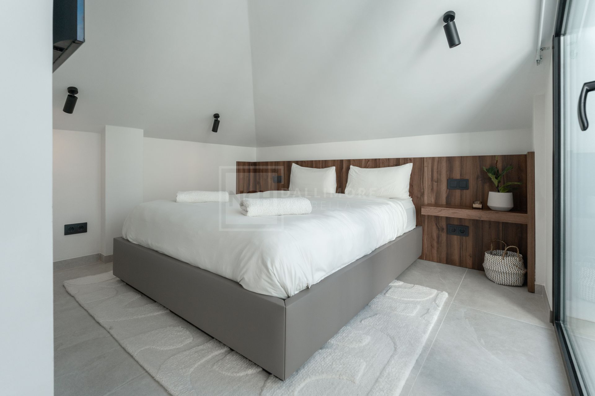 ÁTICO DÚPLEX DE LUJO DE 3 DORMITORIOS CON VISTAS PANORÁMICAS AL MAR Y LA MONTAÑA