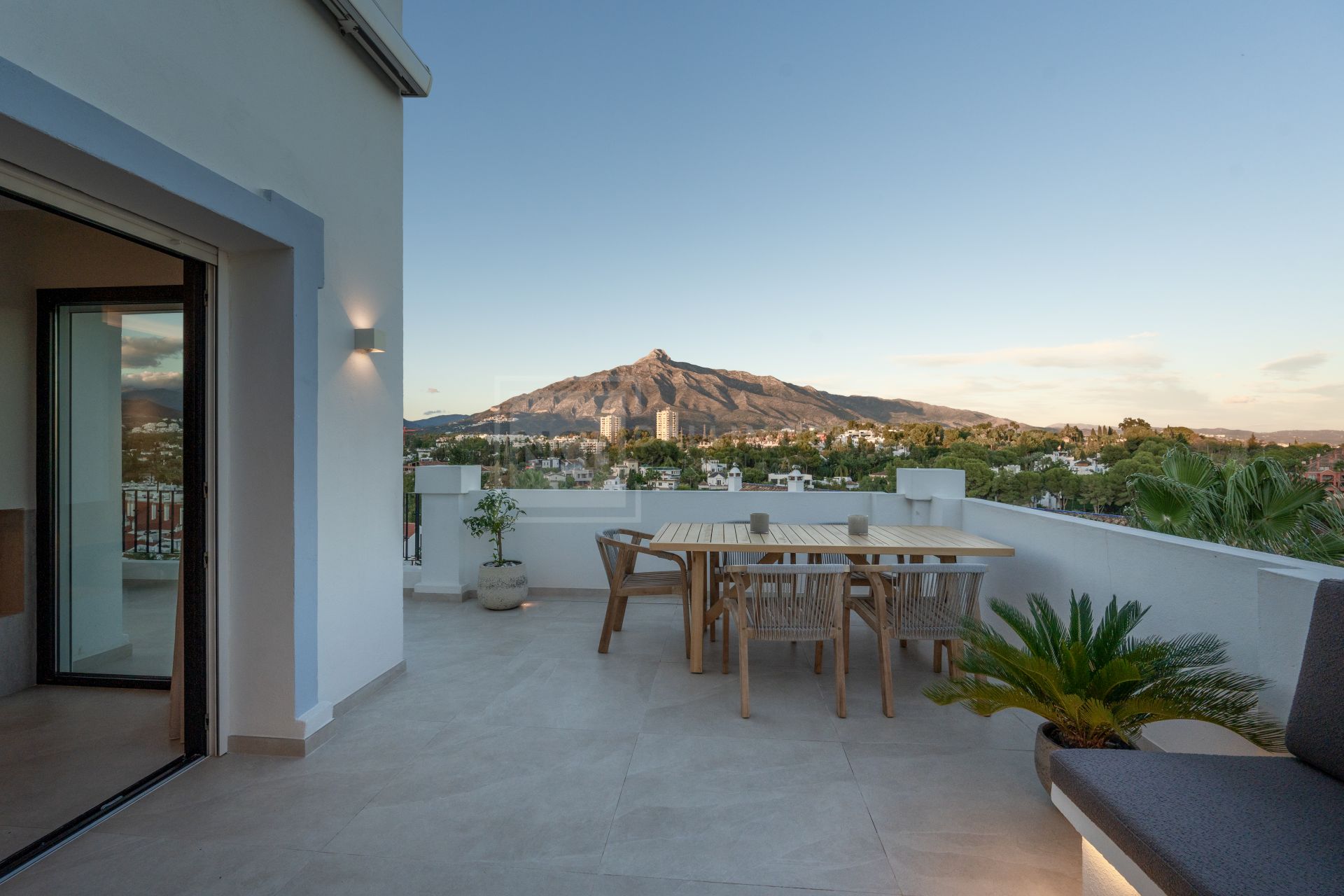 ÁTICO DÚPLEX DE LUJO DE 3 DORMITORIOS CON VISTAS PANORÁMICAS AL MAR Y LA MONTAÑA