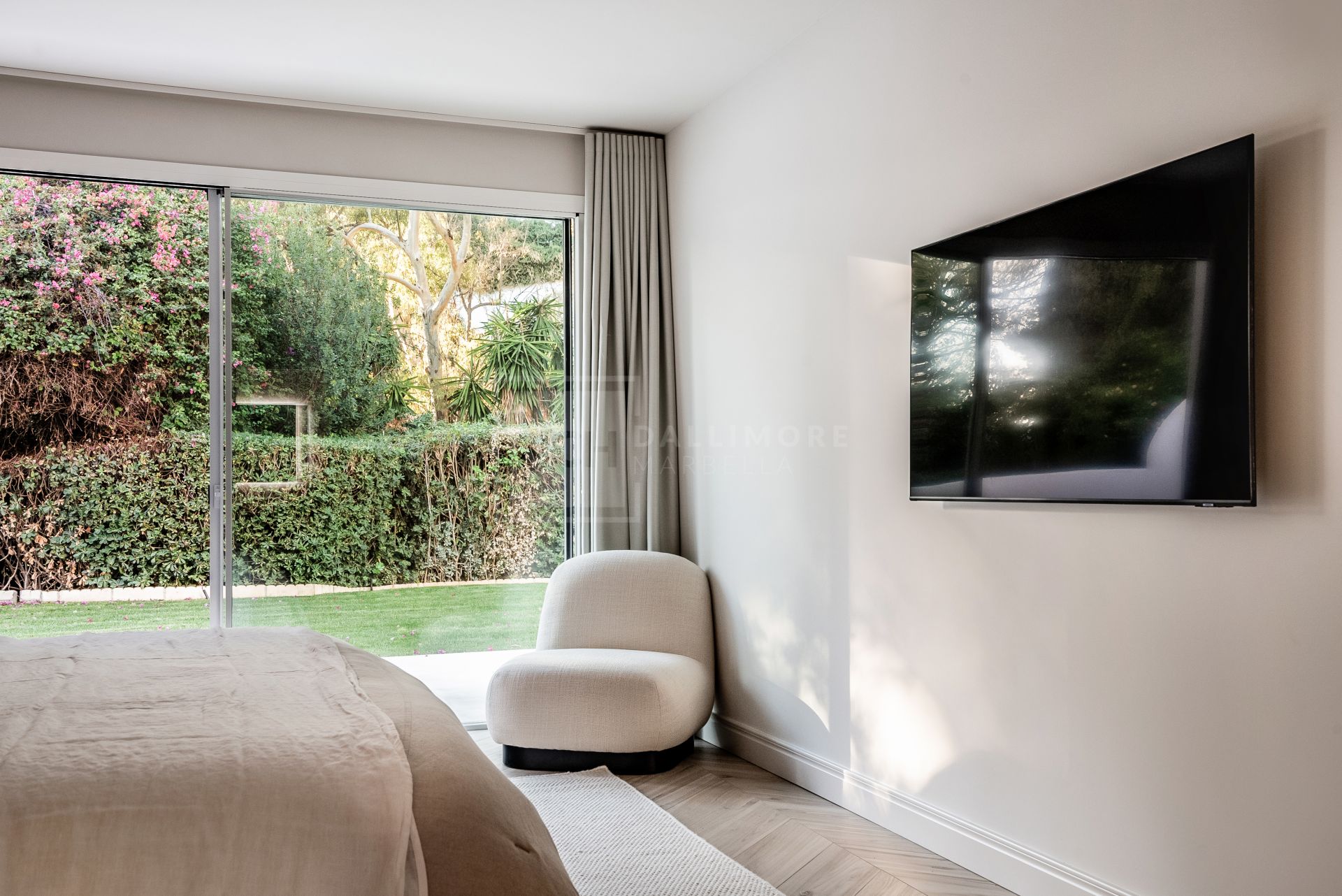 STUNNING 4-BEDROOM APARTMENT WITH OUTDOOR KITCHEN AND LUSH GARDEN ON THE GOLDEN MILE