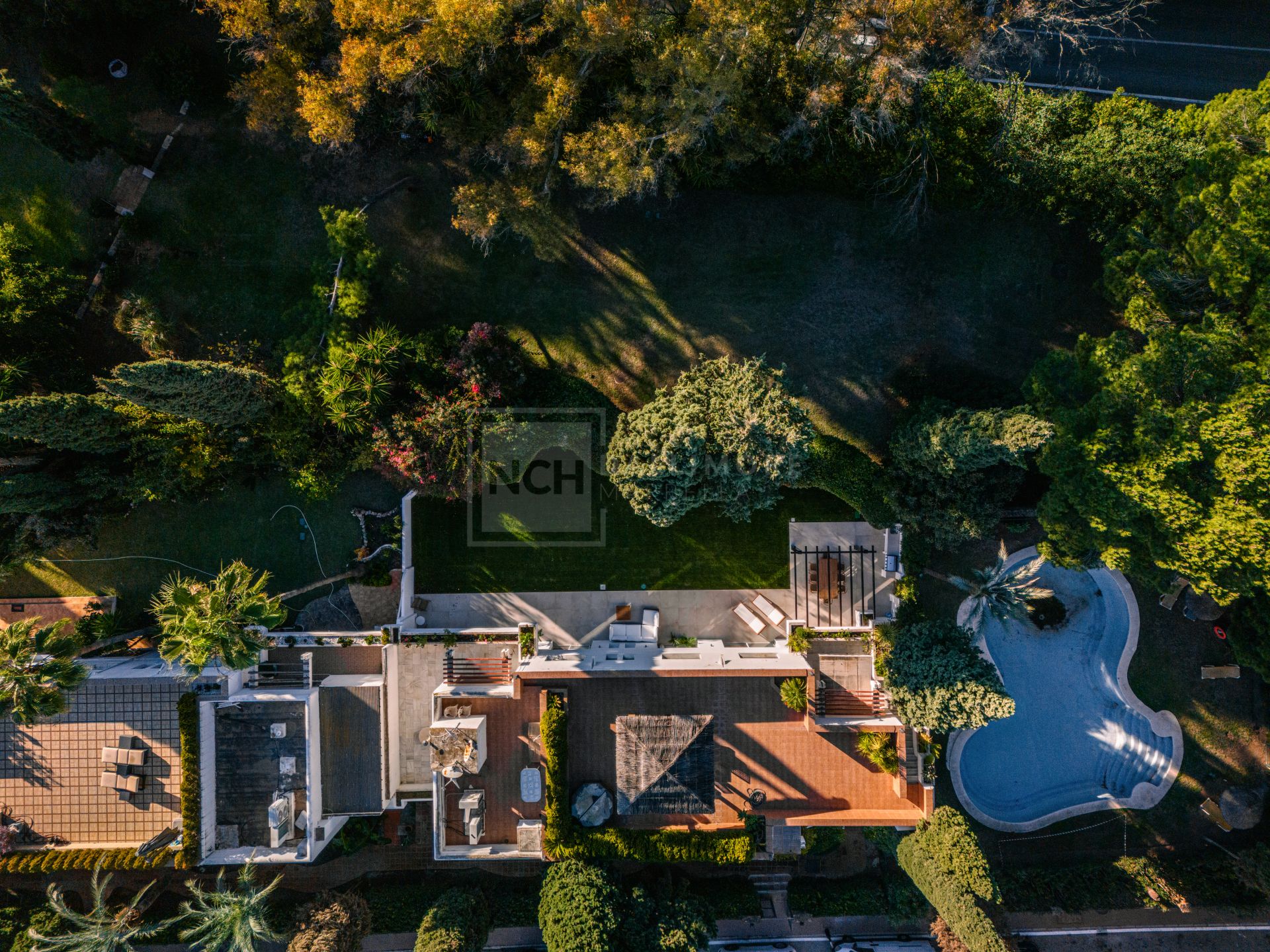 STUNNING 4-BEDROOM APARTMENT WITH OUTDOOR KITCHEN AND LUSH GARDEN ON THE GOLDEN MILE