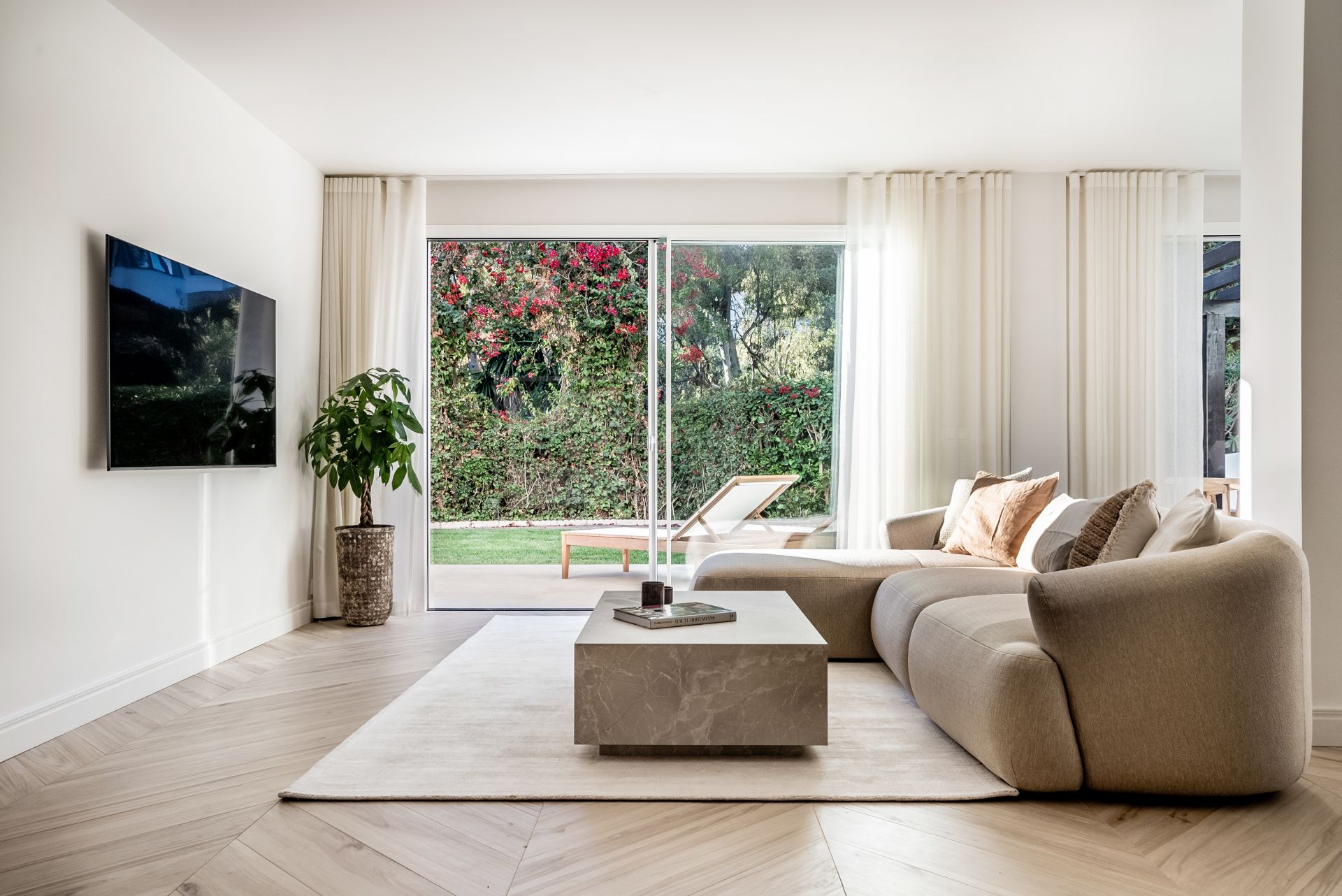 STUNNING 4-BEDROOM APARTMENT WITH OUTDOOR KITCHEN AND LUSH GARDEN ON THE GOLDEN MILE