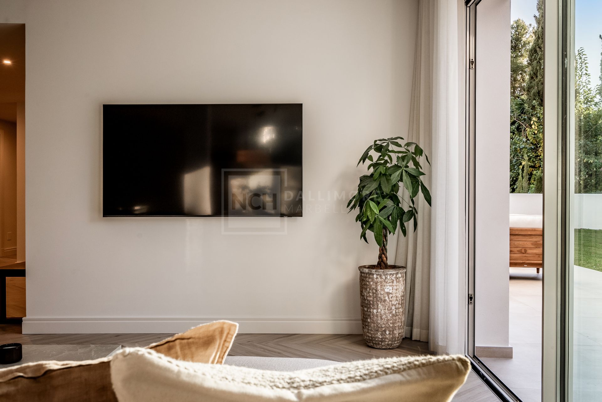 STUNNING 4-BEDROOM APARTMENT WITH OUTDOOR KITCHEN AND LUSH GARDEN ON THE GOLDEN MILE