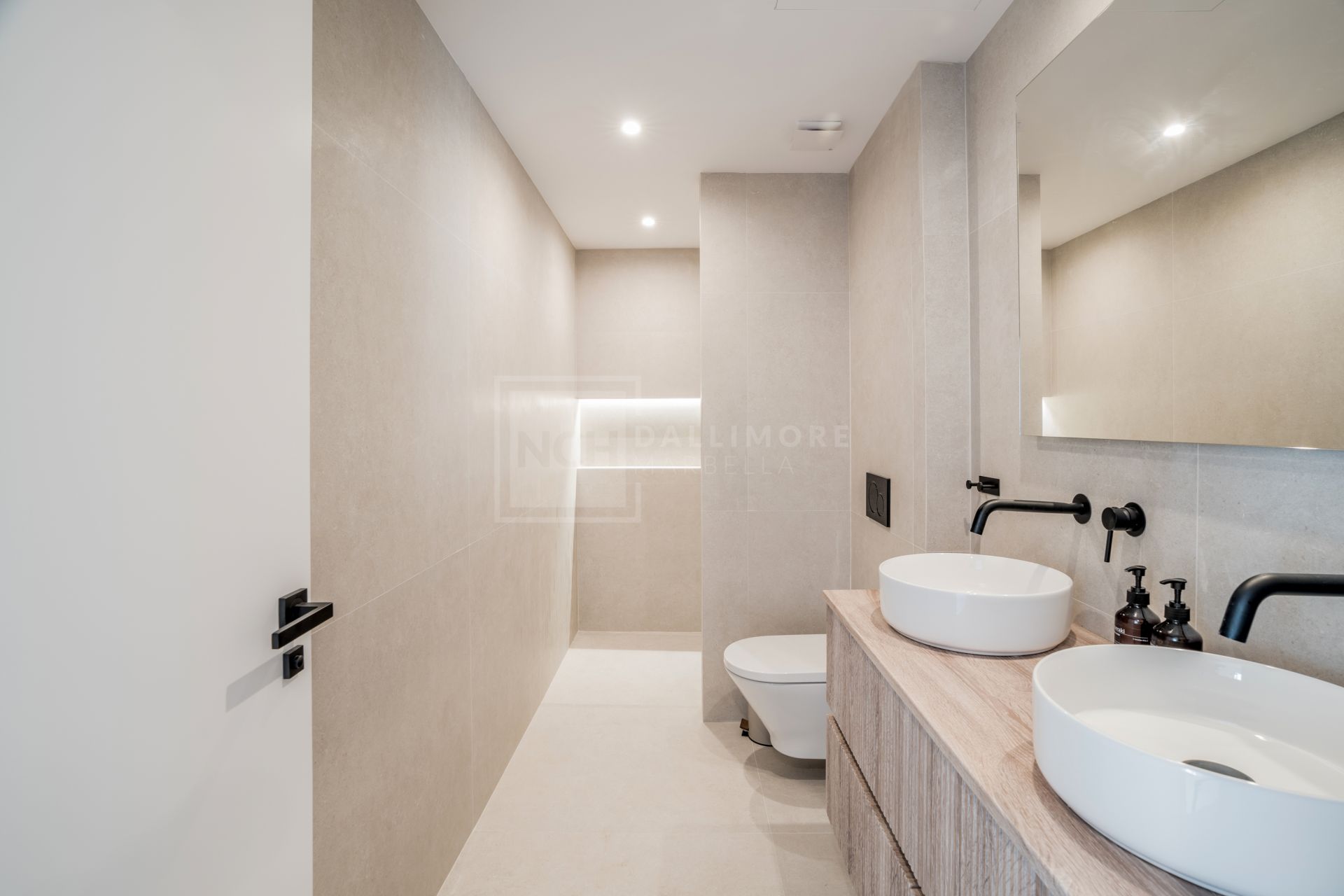ELEGANTLY RENOVATED 3-BEDROOM DUPLEX WITH TERRACES IN LA QUINTA'S GOLF VILLAGE