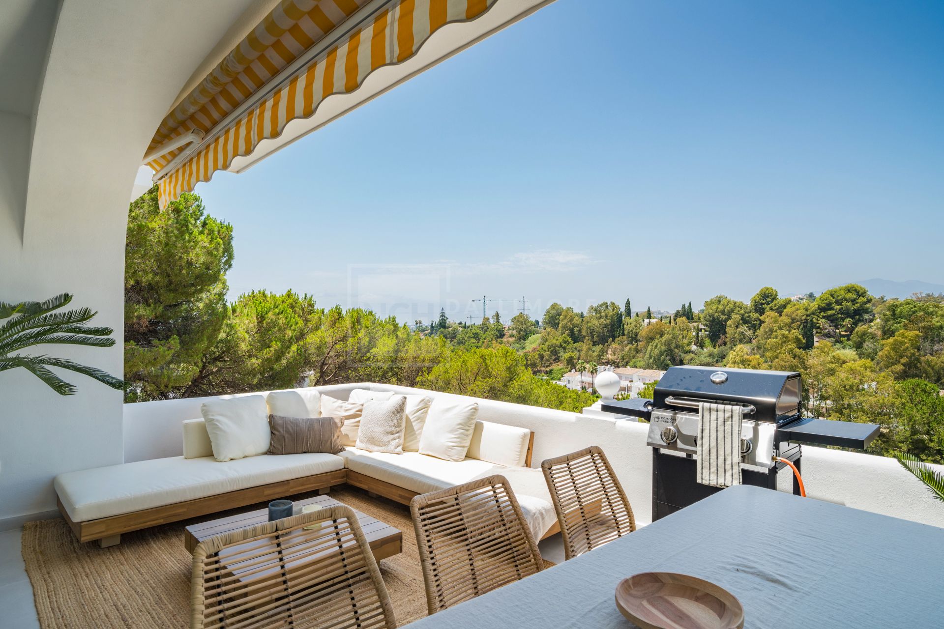 ELEGANTLY RENOVATED 3-BEDROOM DUPLEX WITH TERRACES IN LA QUINTA'S GOLF VILLAGE
