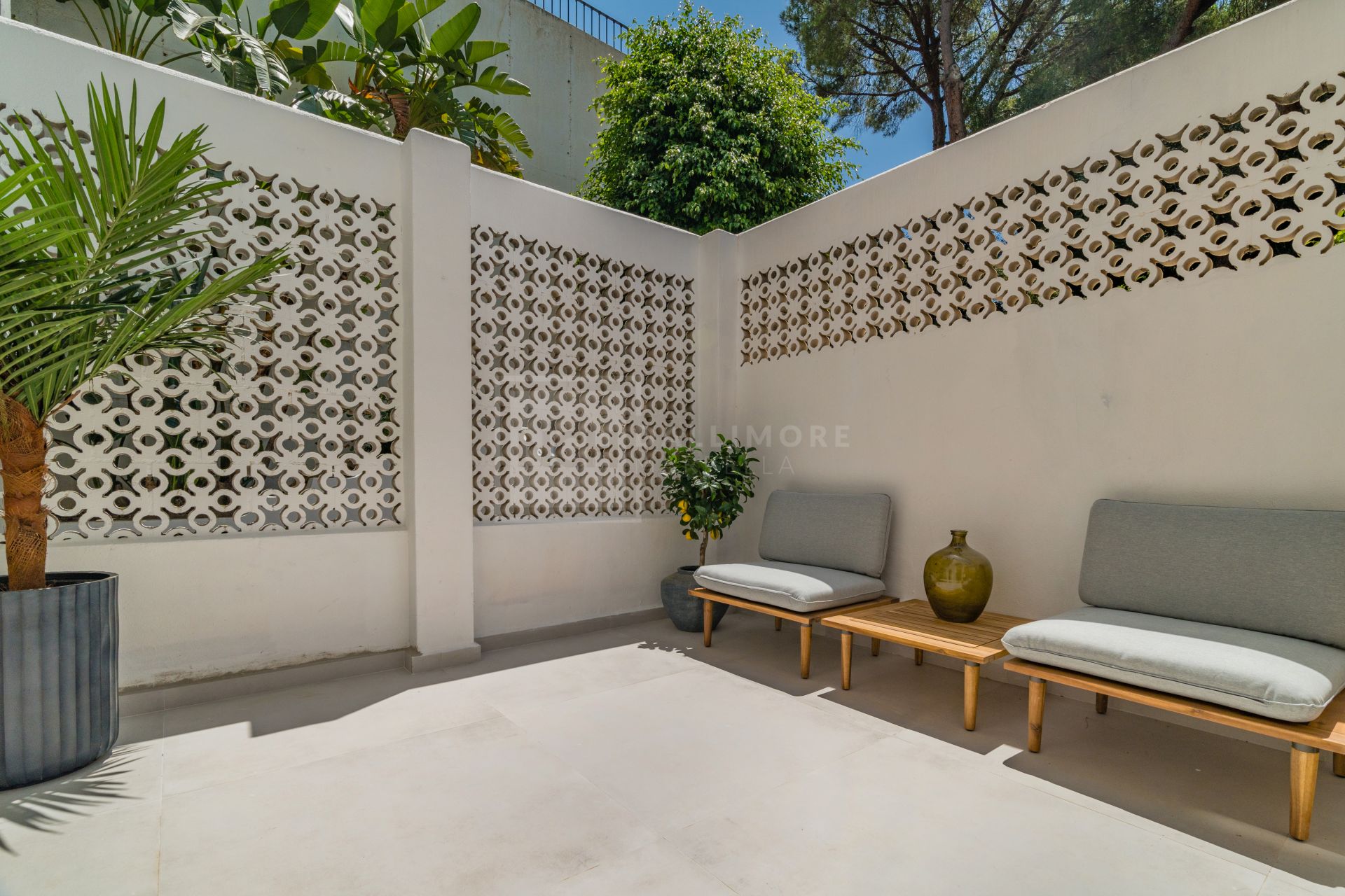 ELEGANTLY RENOVATED 3-BEDROOM DUPLEX WITH TERRACES IN LA QUINTA'S GOLF VILLAGE