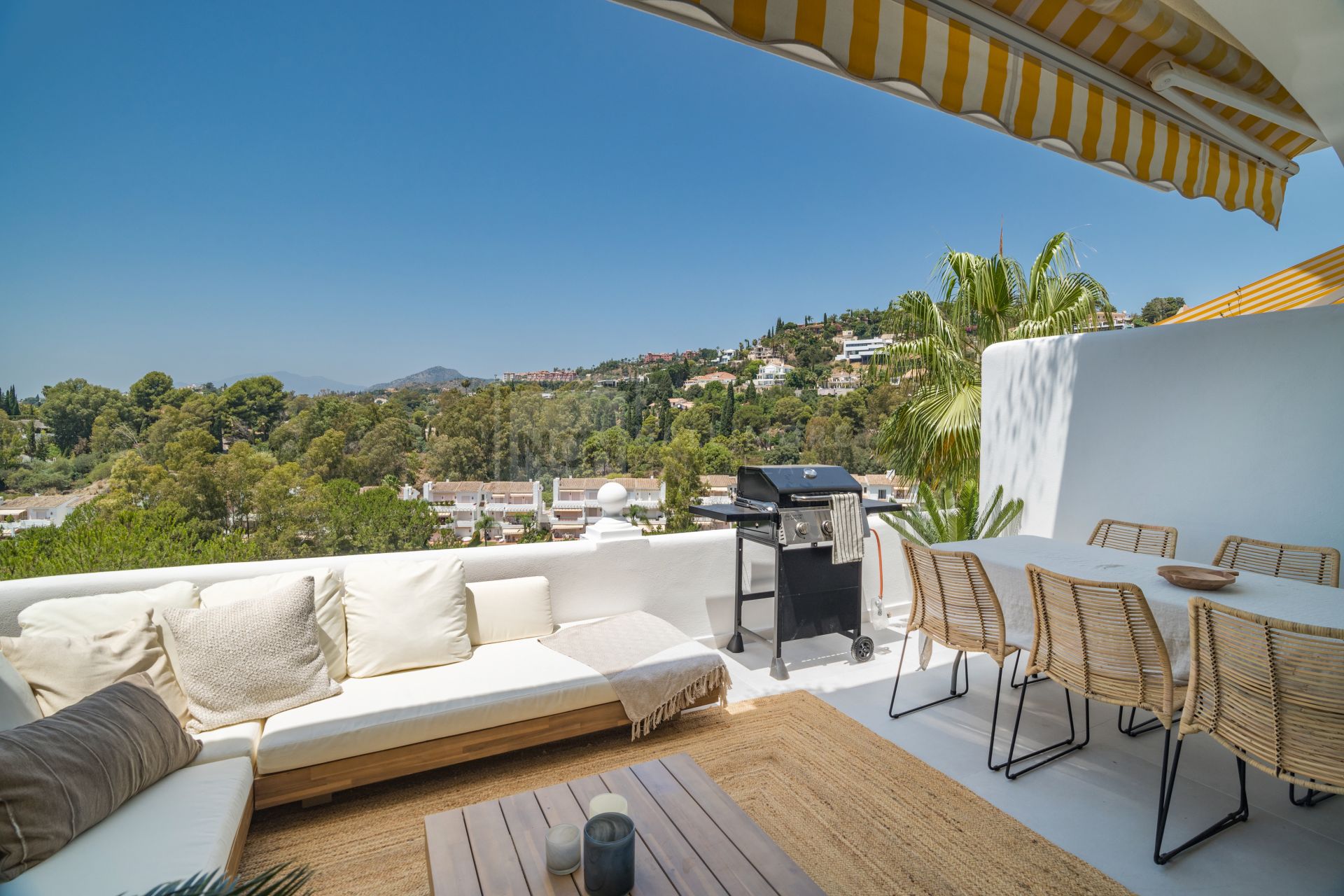 ELEGANTLY RENOVATED 3-BEDROOM DUPLEX WITH TERRACES IN LA QUINTA'S GOLF VILLAGE
