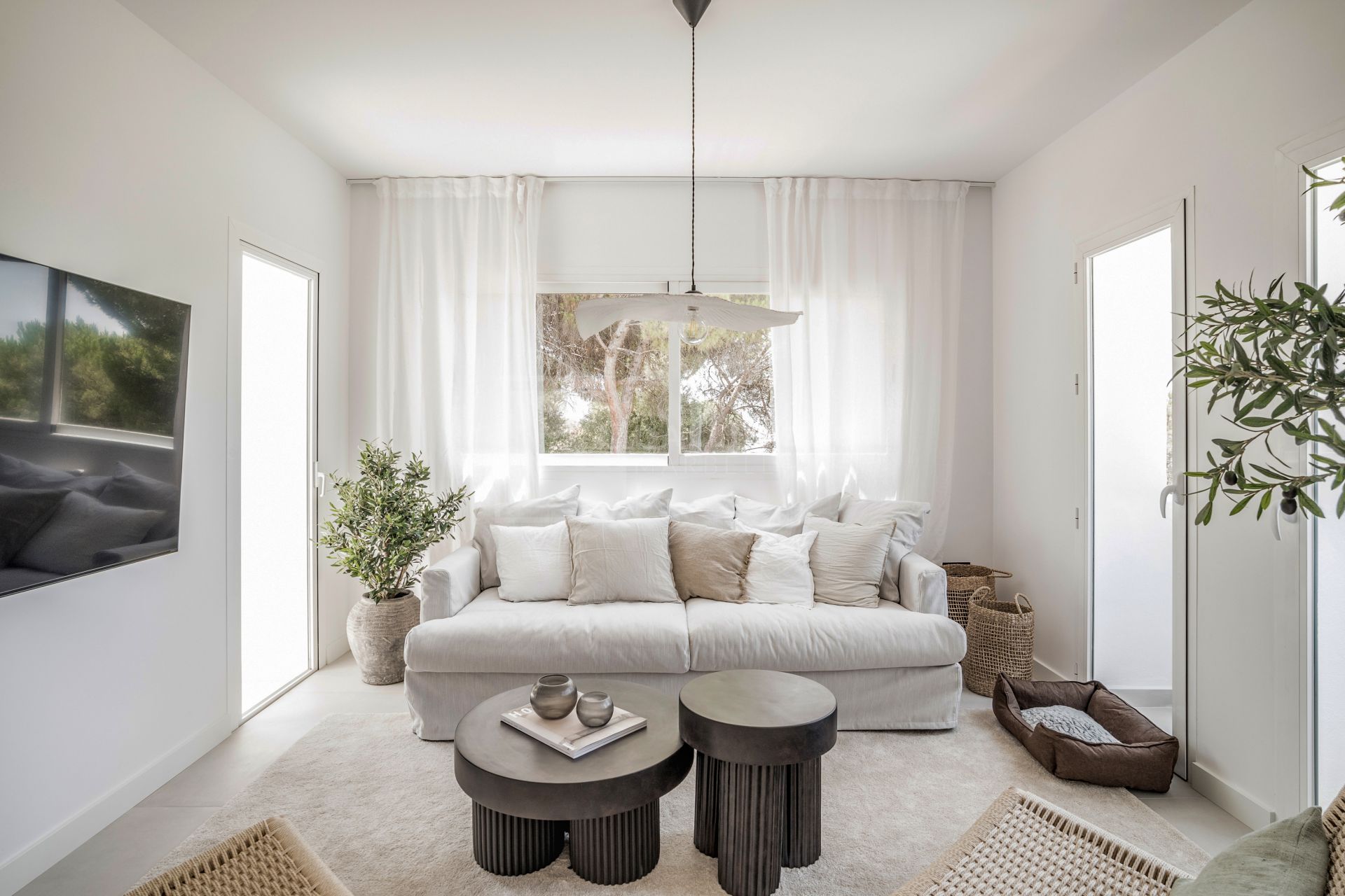 ELEGANTLY RENOVATED 3-BEDROOM DUPLEX WITH TERRACES IN LA QUINTA'S GOLF VILLAGE