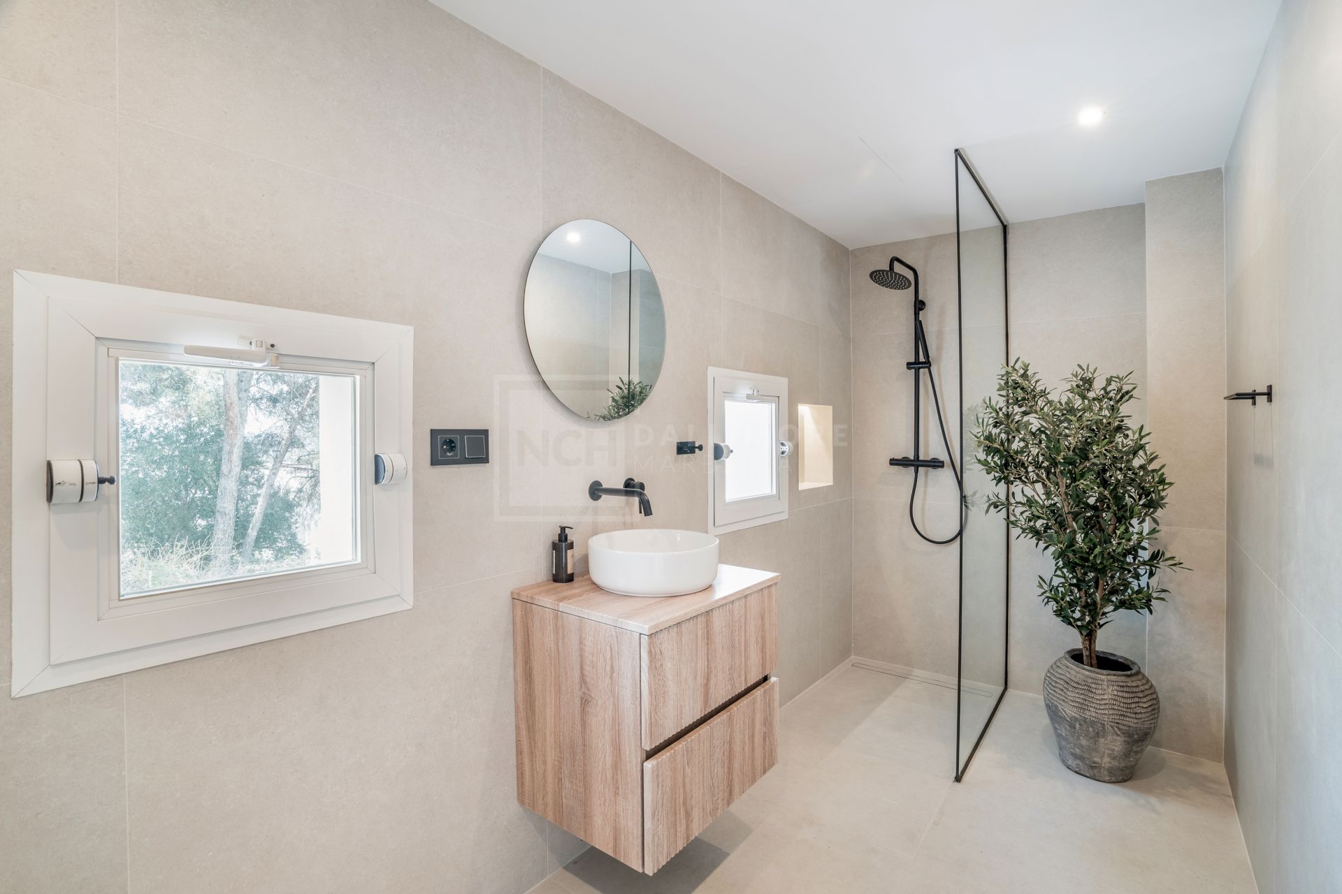 ELEGANTLY RENOVATED 3-BEDROOM DUPLEX WITH TERRACES IN LA QUINTA'S GOLF VILLAGE