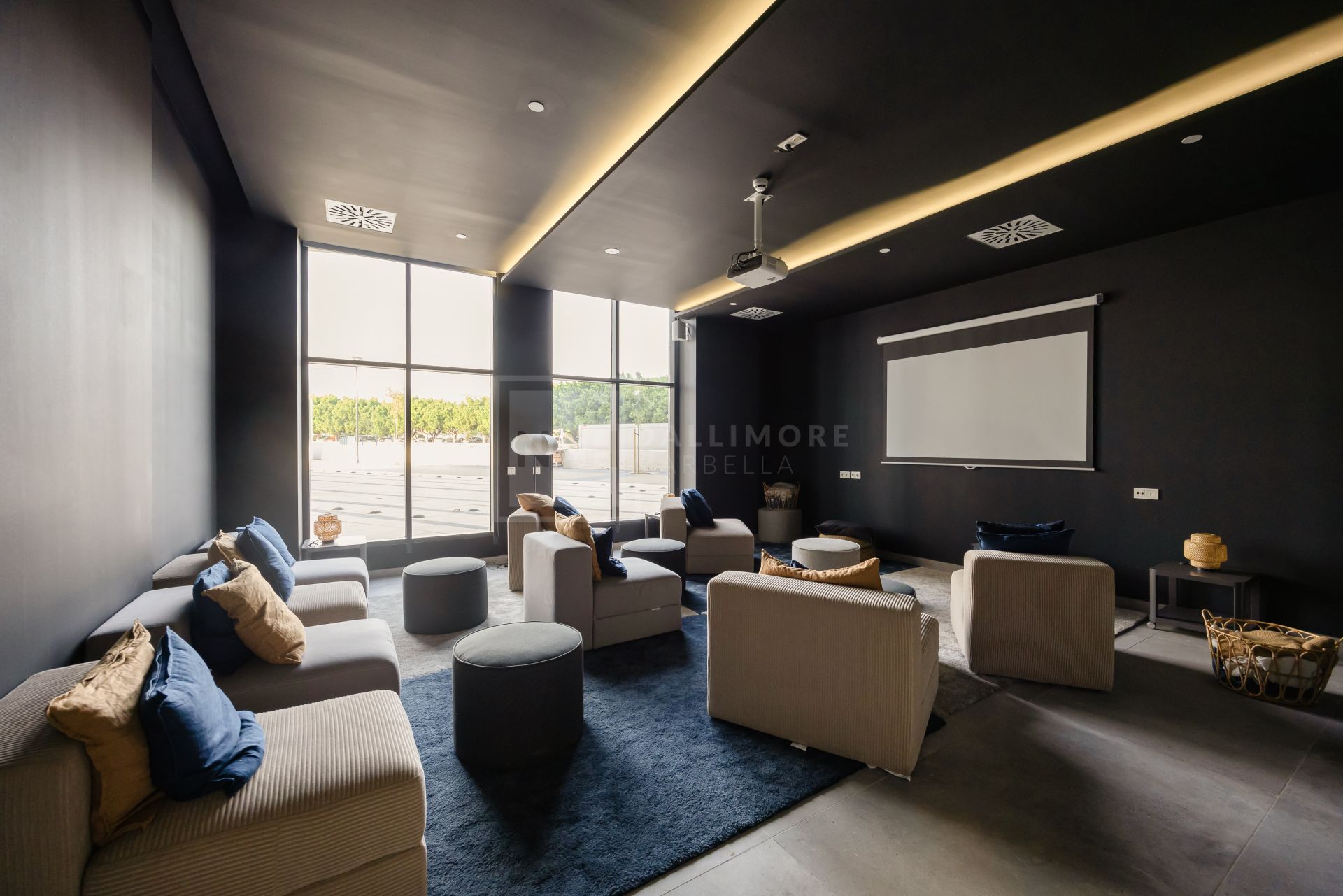 PENTHOUSE WITH VIEWS OVER MALAGA CITY ON THE 29TH FLOOR