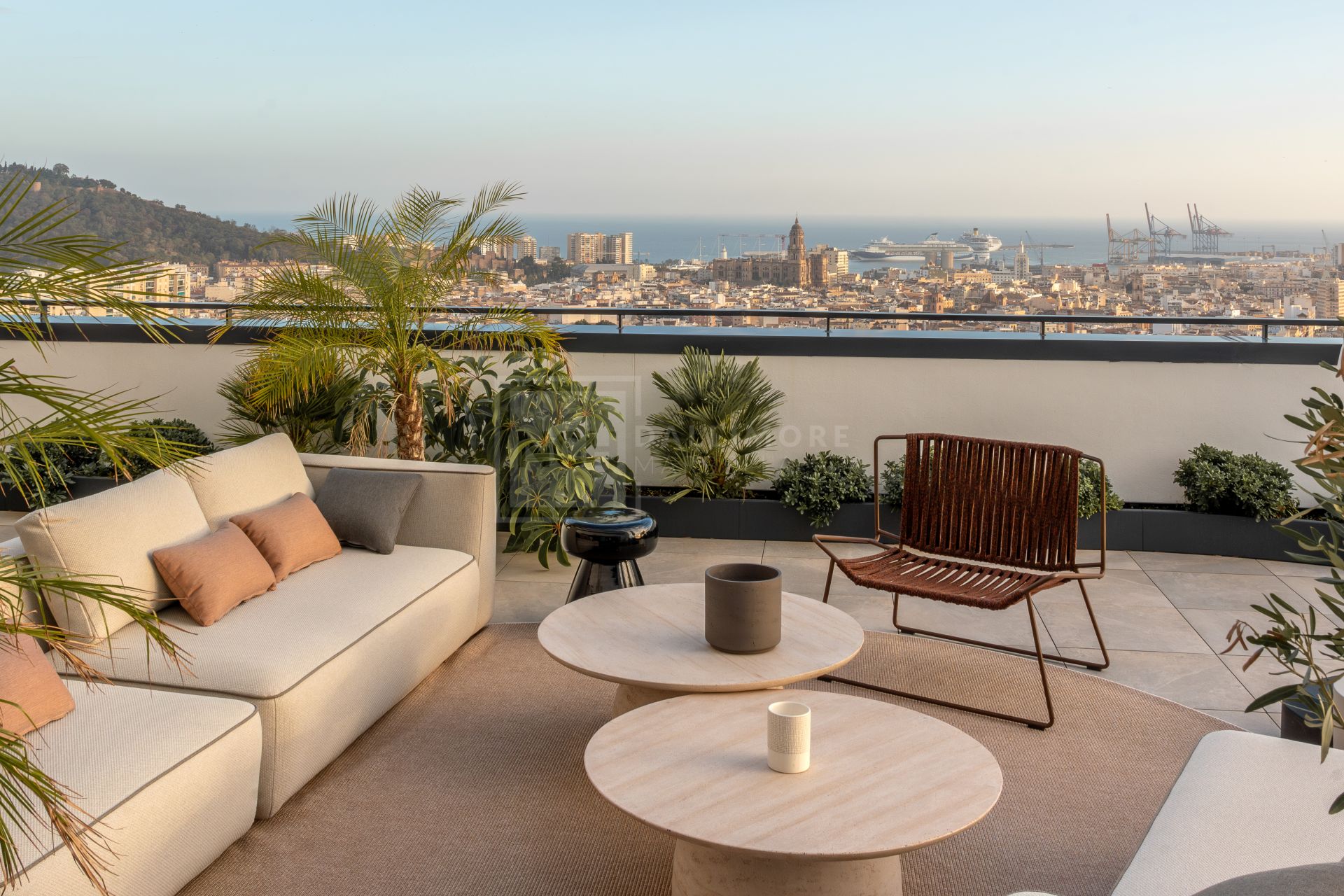 PENTHOUSE WITH VIEWS OVER MALAGA CITY ON THE 29TH FLOOR
