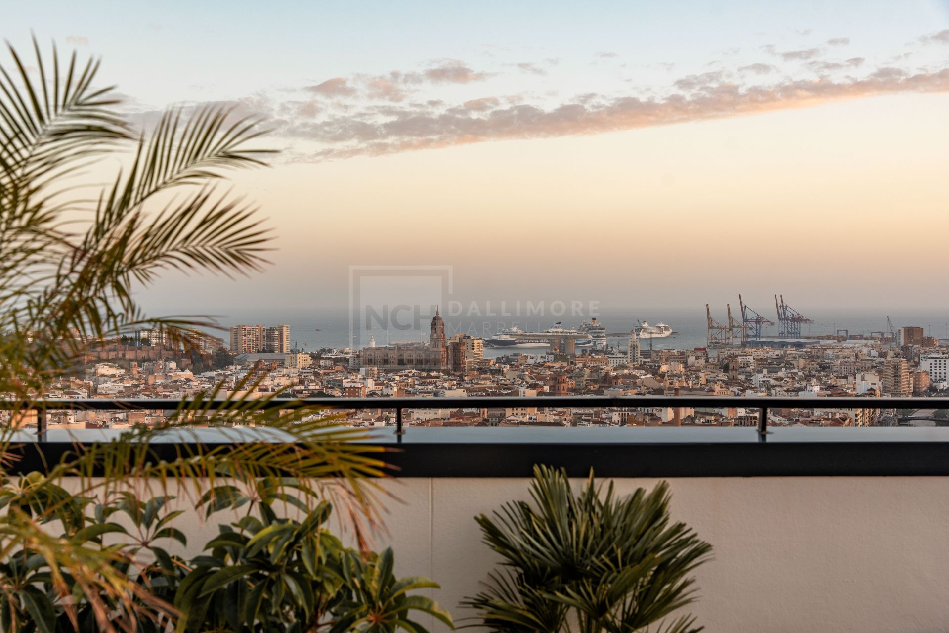 PENTHOUSE WITH VIEWS OVER MALAGA CITY ON THE 29TH FLOOR